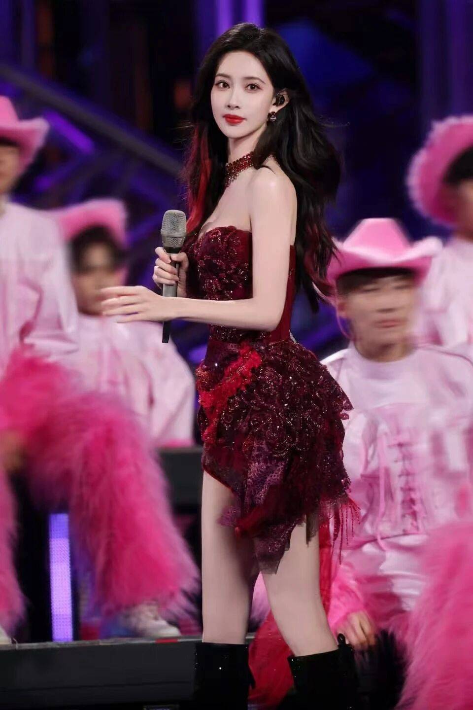 孟子义穿抹胸红裙露出事业线！肤白貌美大长腿性感火辣