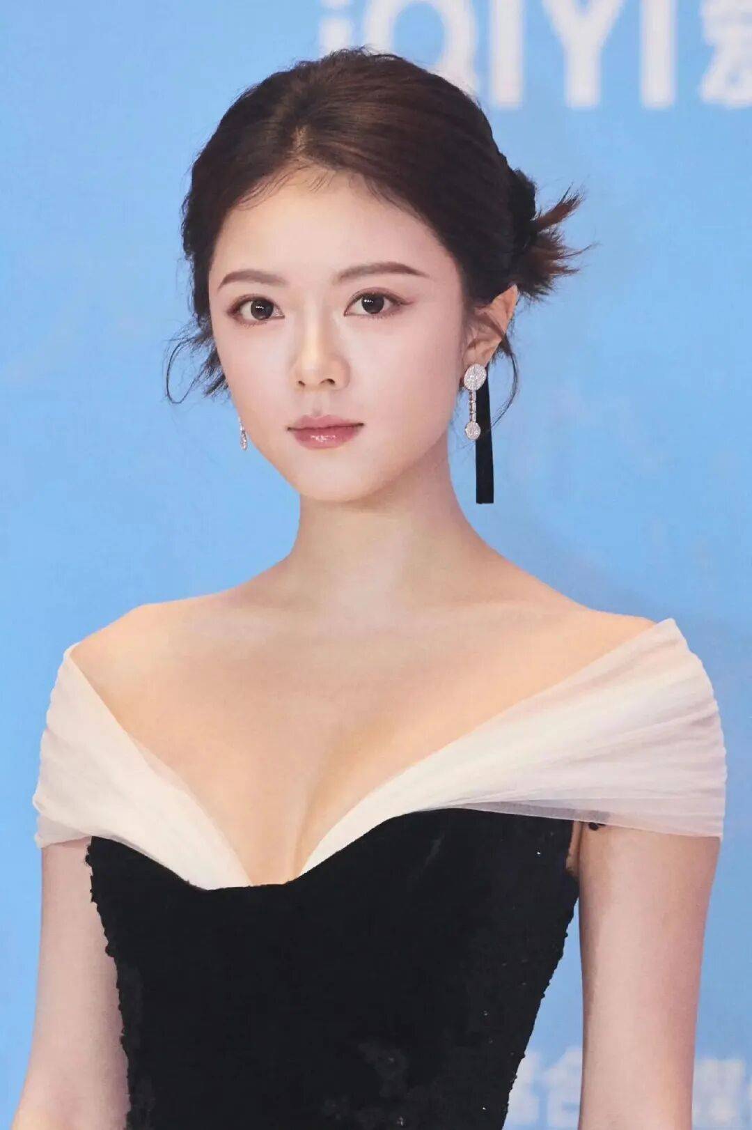 从国民闺女到轻熟女神！赵今麦写真露出事业线太性感撩人