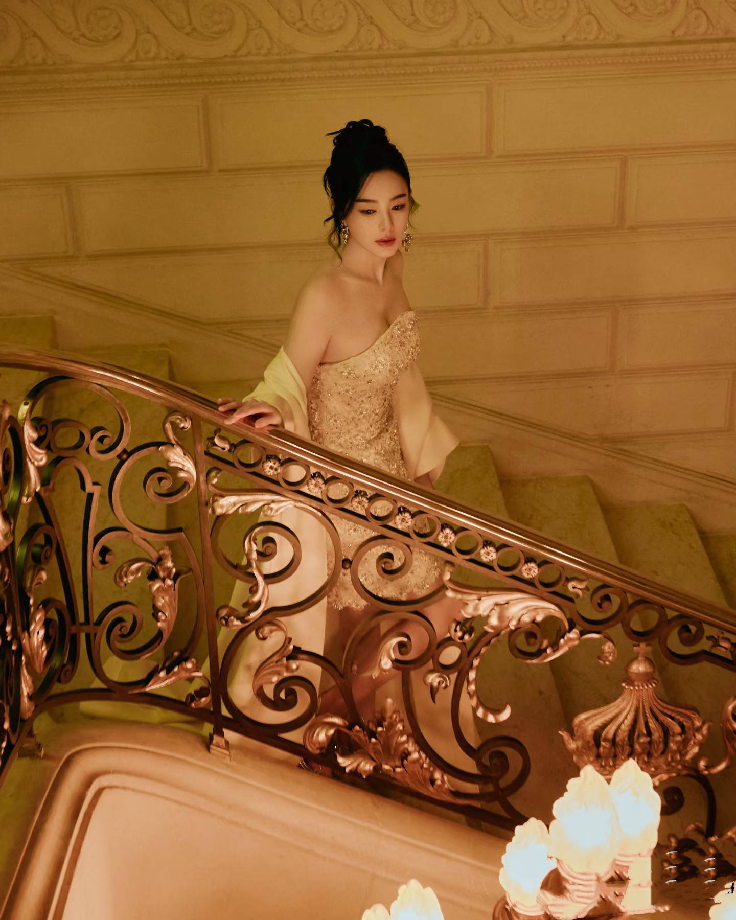 张雨绮晒泳衣照跨年身材丰满凹凸有致，肥而不腻是气血充足的美