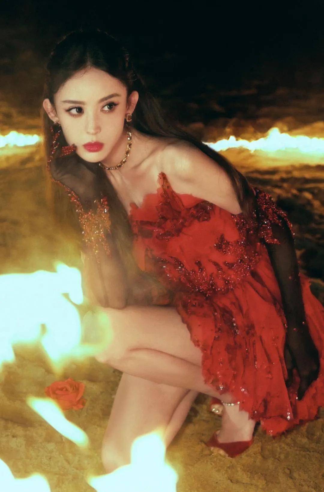 古力娜扎晒出最新美照，从头美到脚，极致的身材，成熟的女人味