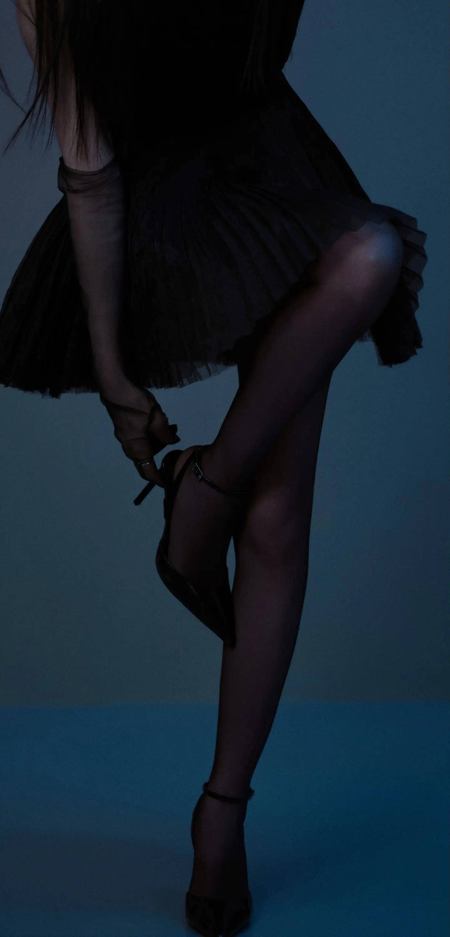 姚晓棠这组暗黑系大片，直接把氛围感拉满