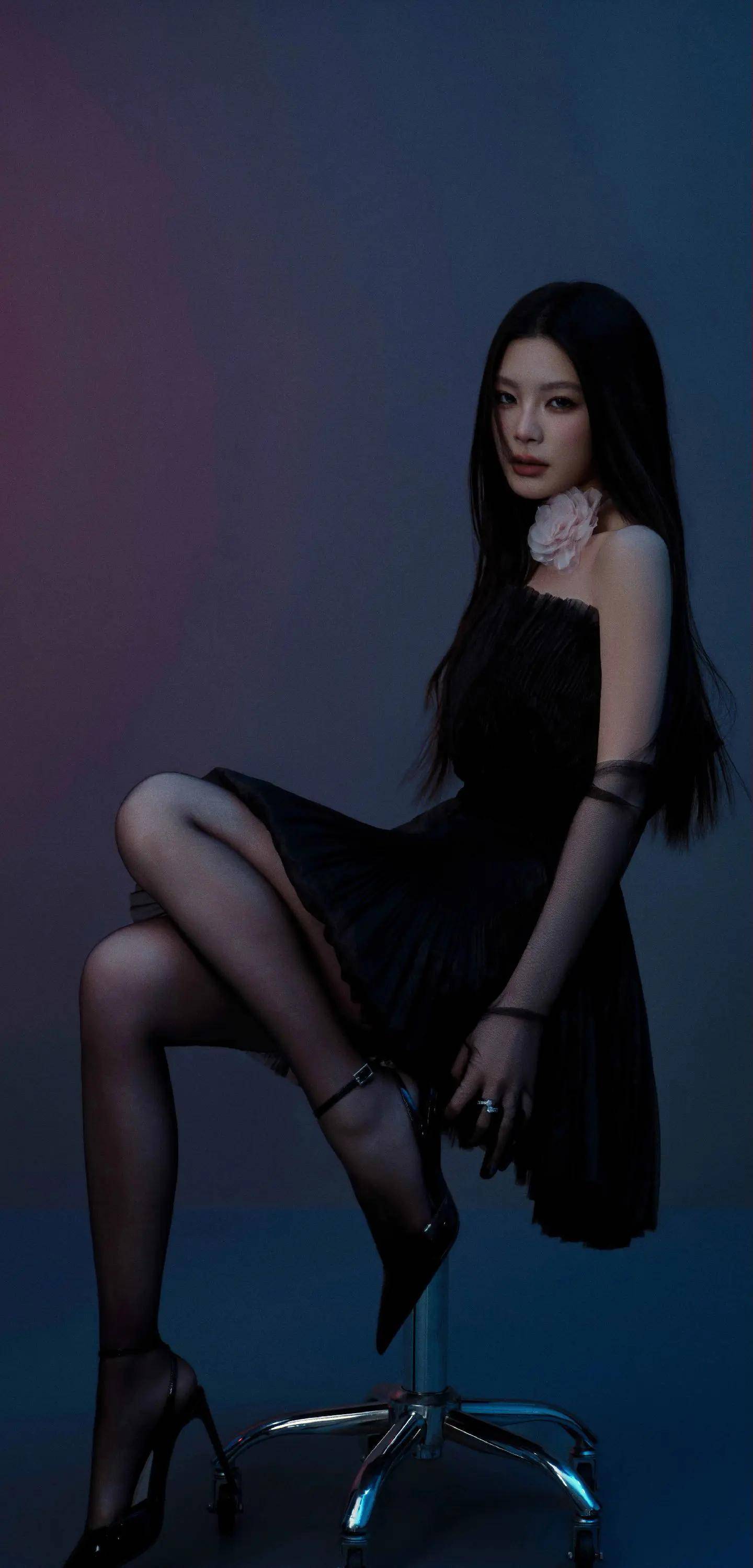 姚晓棠这组暗黑系大片，直接把氛围感拉满