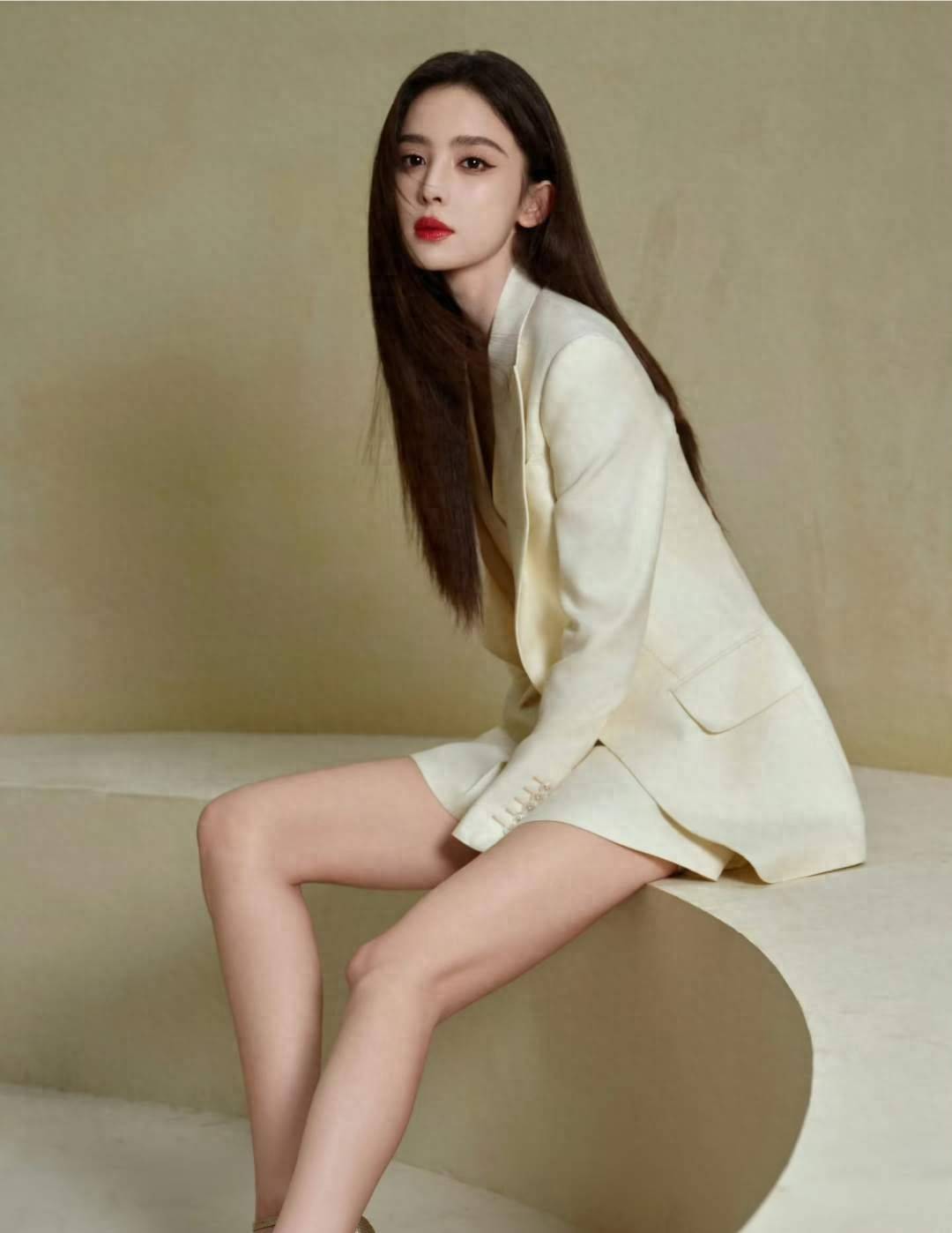 古力娜扎晒出最新美照，从头美到脚，极致的身材，成熟的女人味