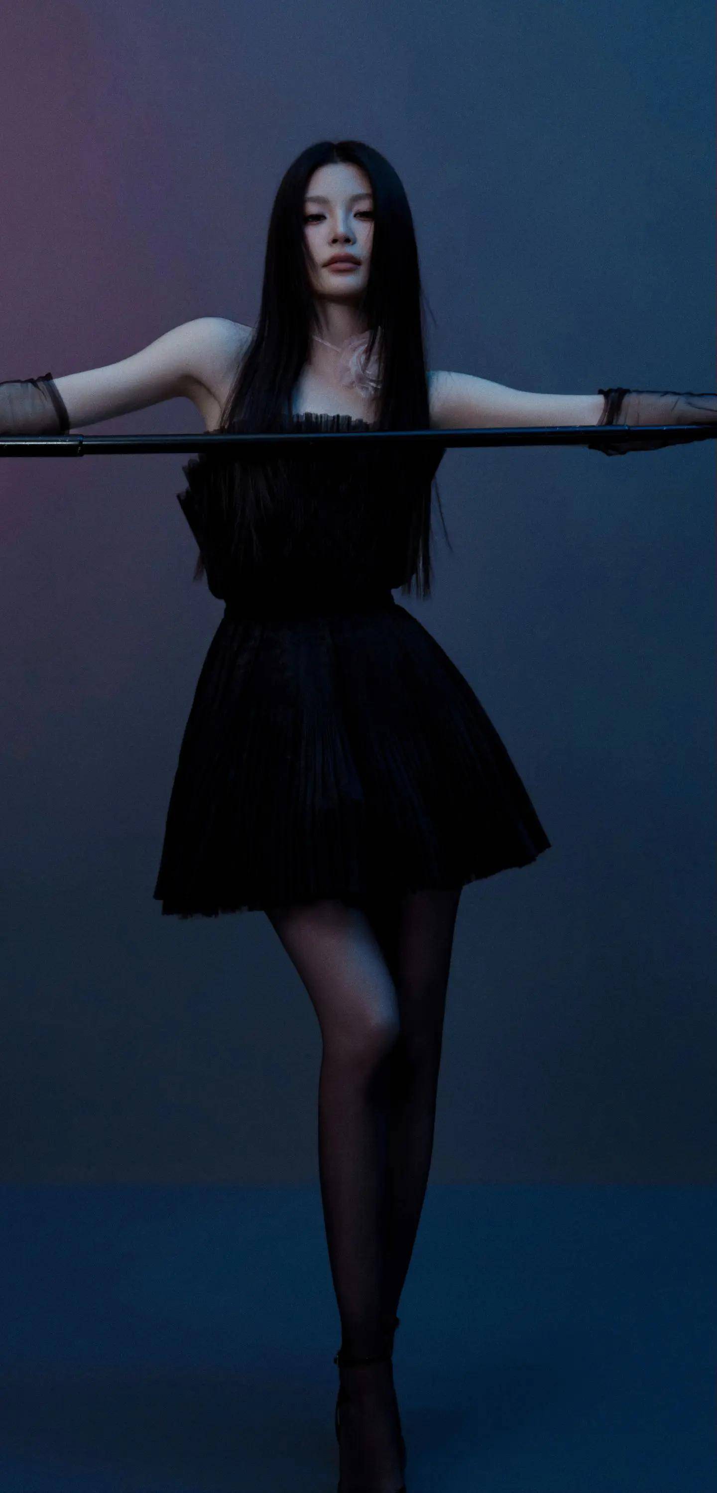 姚晓棠这组暗黑系大片，直接把氛围感拉满