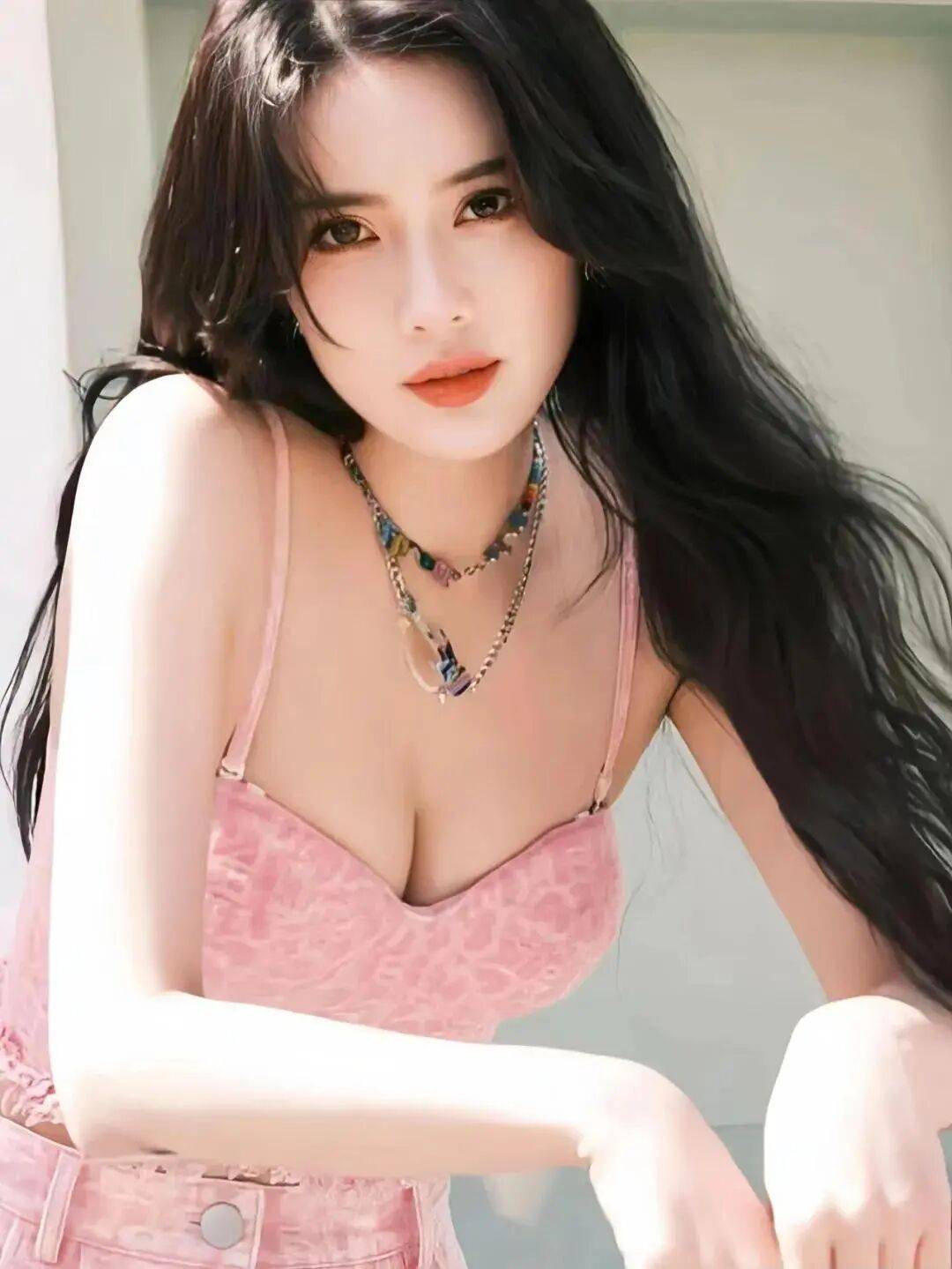 孟子义穿抹胸红裙露出事业线！肤白貌美大长腿性感火辣