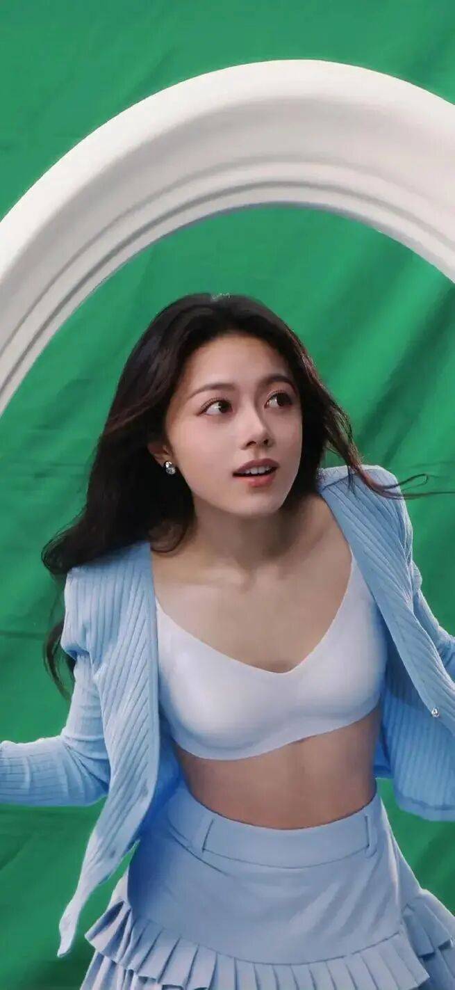 从国民闺女到轻熟女神！赵今麦写真露出事业线太性感撩人