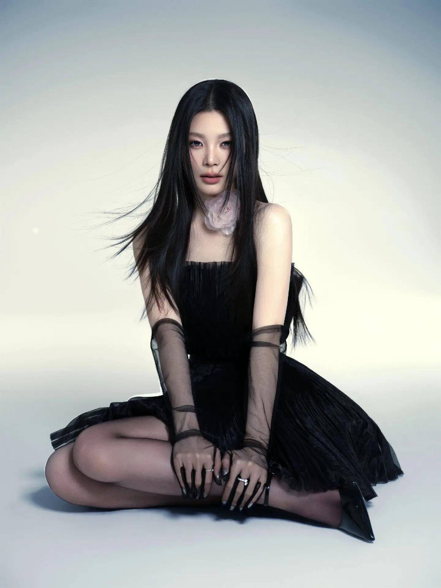 姚晓棠这组暗黑系大片，直接把氛围感拉满