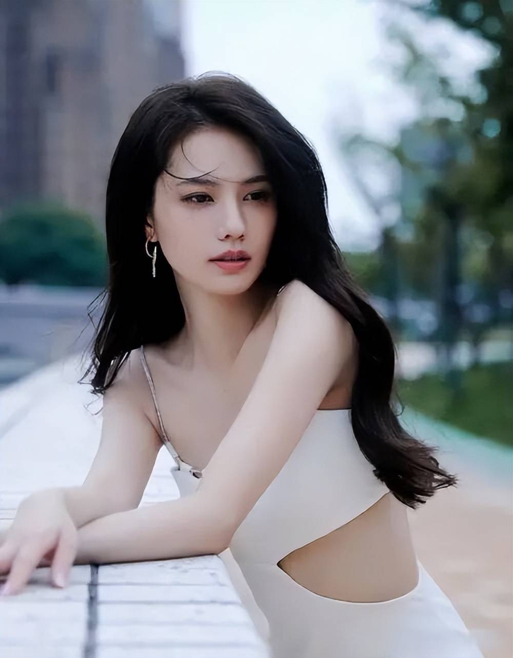 美女姜佩瑶靓丽写真露出事业线！不是丰乳肥臀也性感撩人