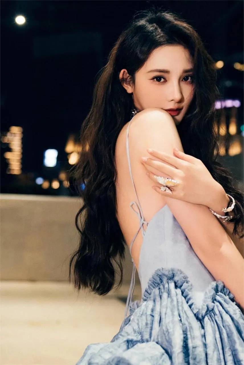 彭小苒露背美图性感撩人！身材火辣一张比一张哇噻