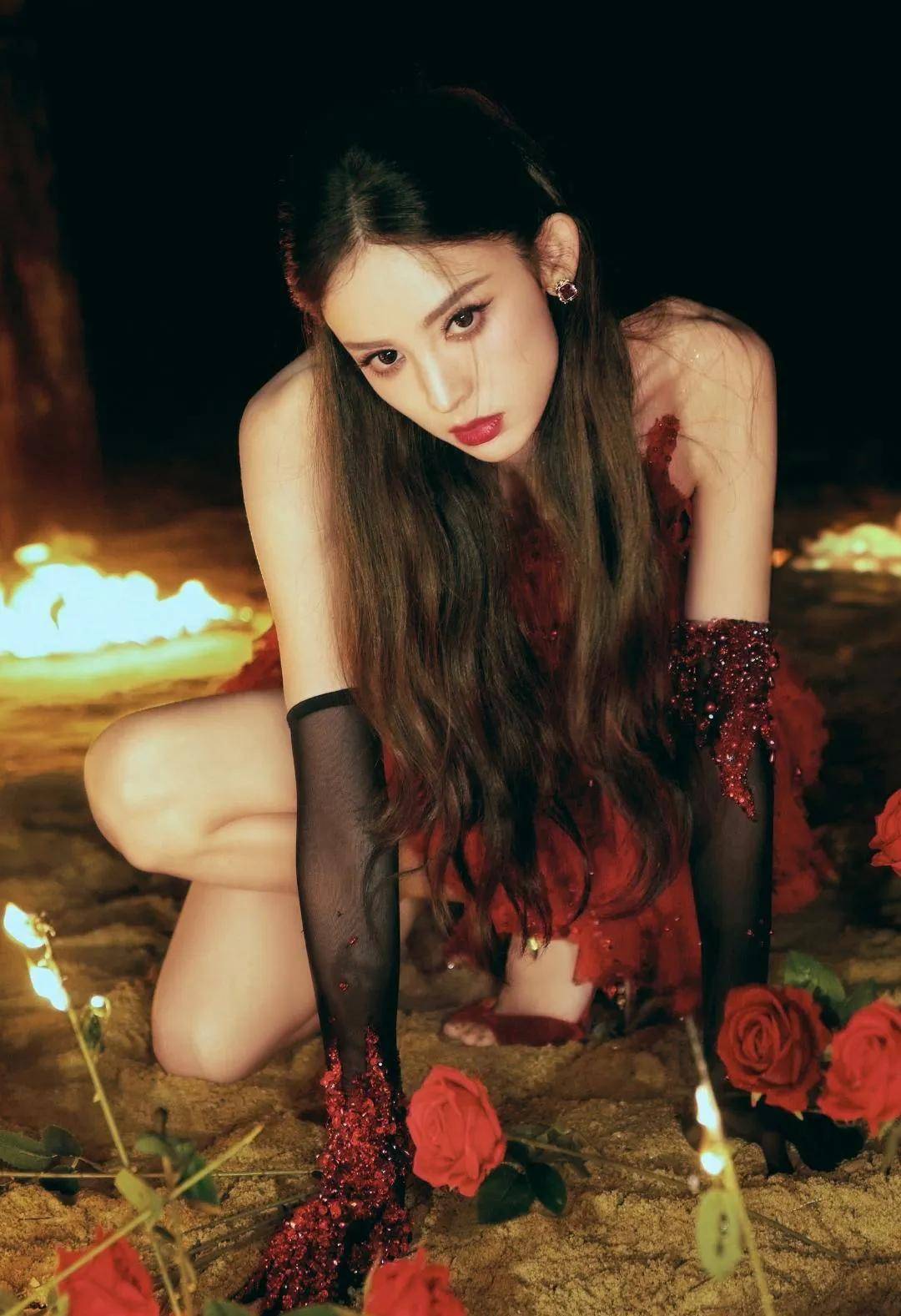 古力娜扎晒出最新美照，从头美到脚，极致的身材，成熟的女人味