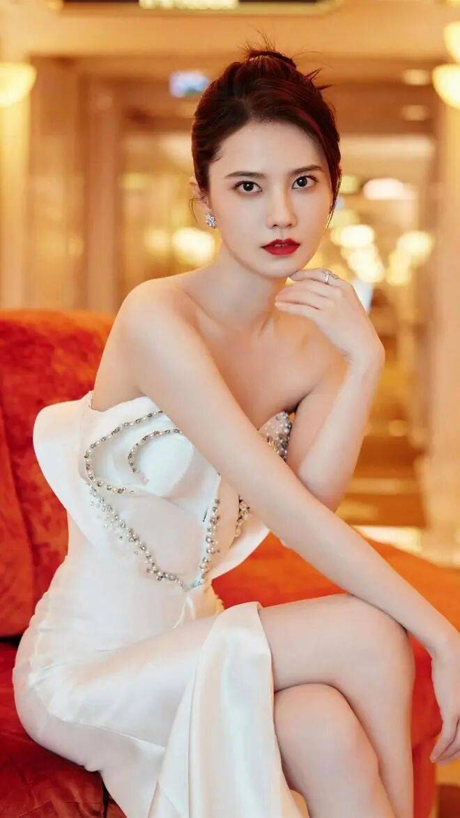 美女姜佩瑶靓丽写真露出事业线！不是丰乳肥臀也性感撩人