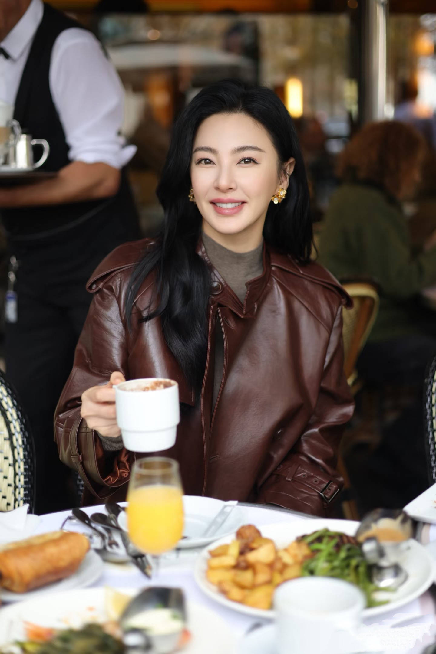 张雨绮晒泳衣照跨年身材丰满凹凸有致，肥而不腻是气血充足的美