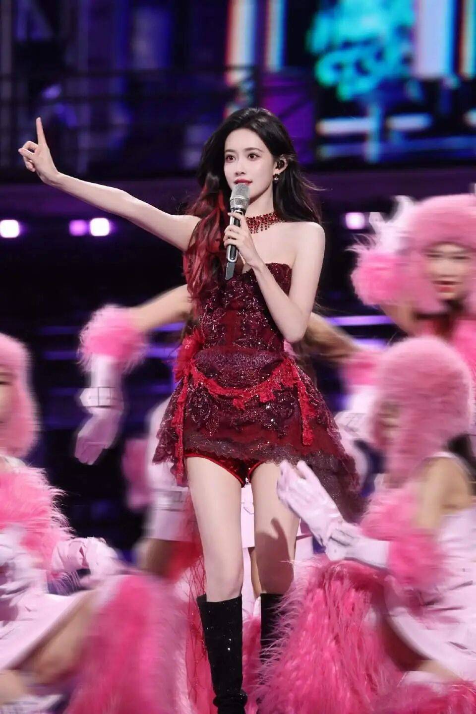 孟子义穿抹胸红裙露出事业线！肤白貌美大长腿性感火辣