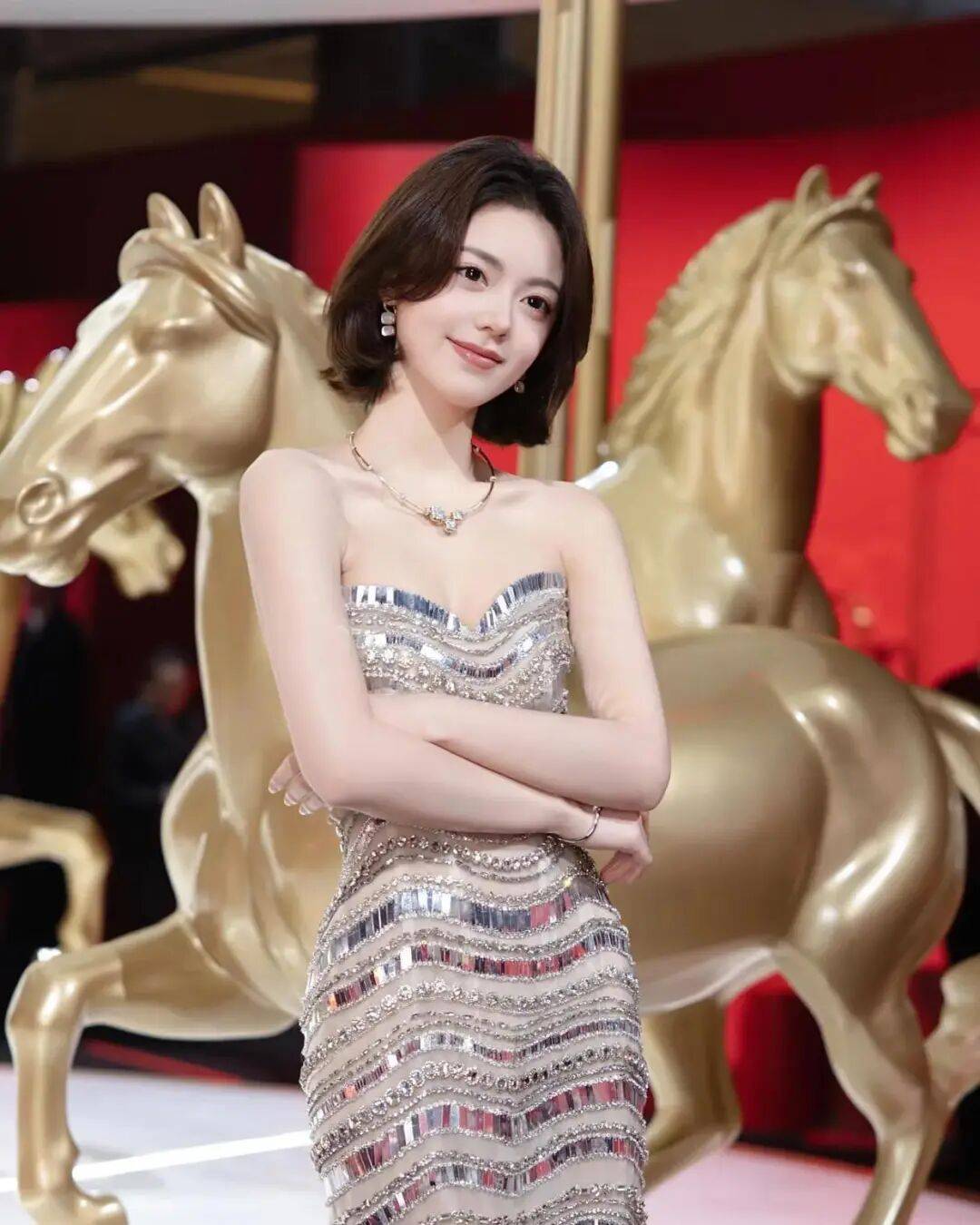 从国民闺女到轻熟女神！赵今麦写真露出事业线太性感撩人