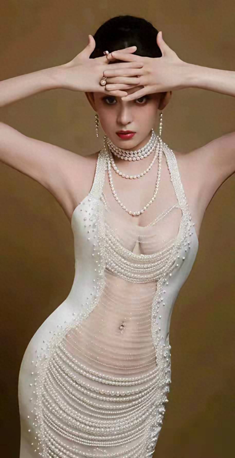 古力娜扎晒出最新美照，从头美到脚，极致的身材，成熟的女人味