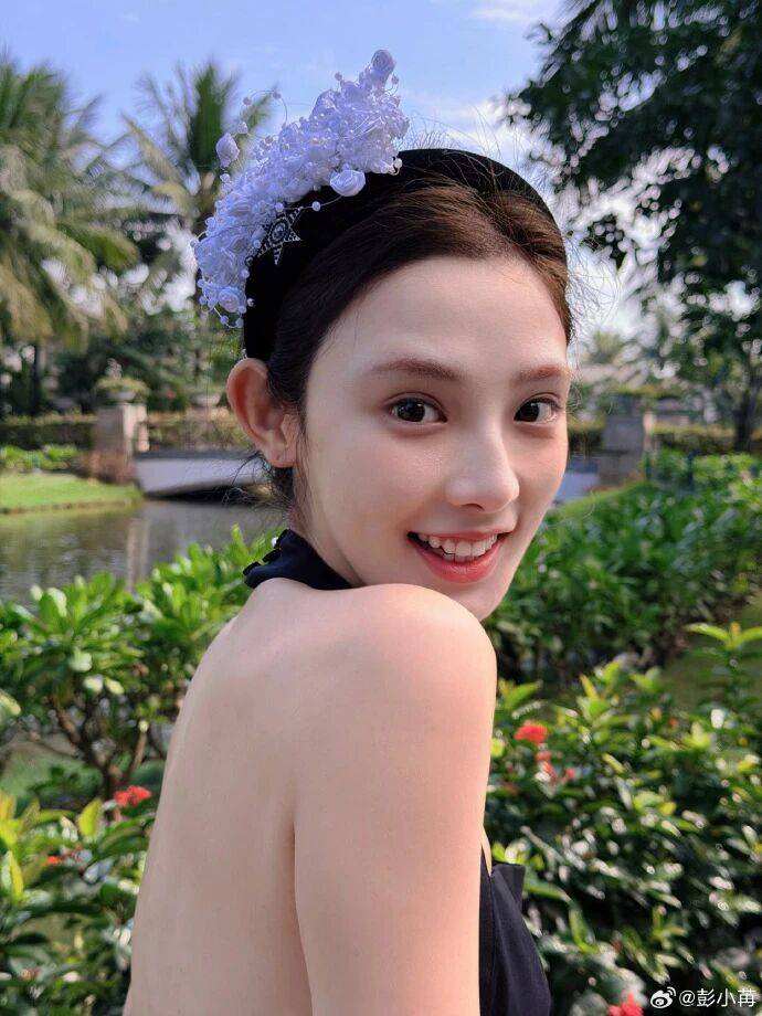 彭小苒露背美图性感撩人！身材火辣一张比一张哇噻