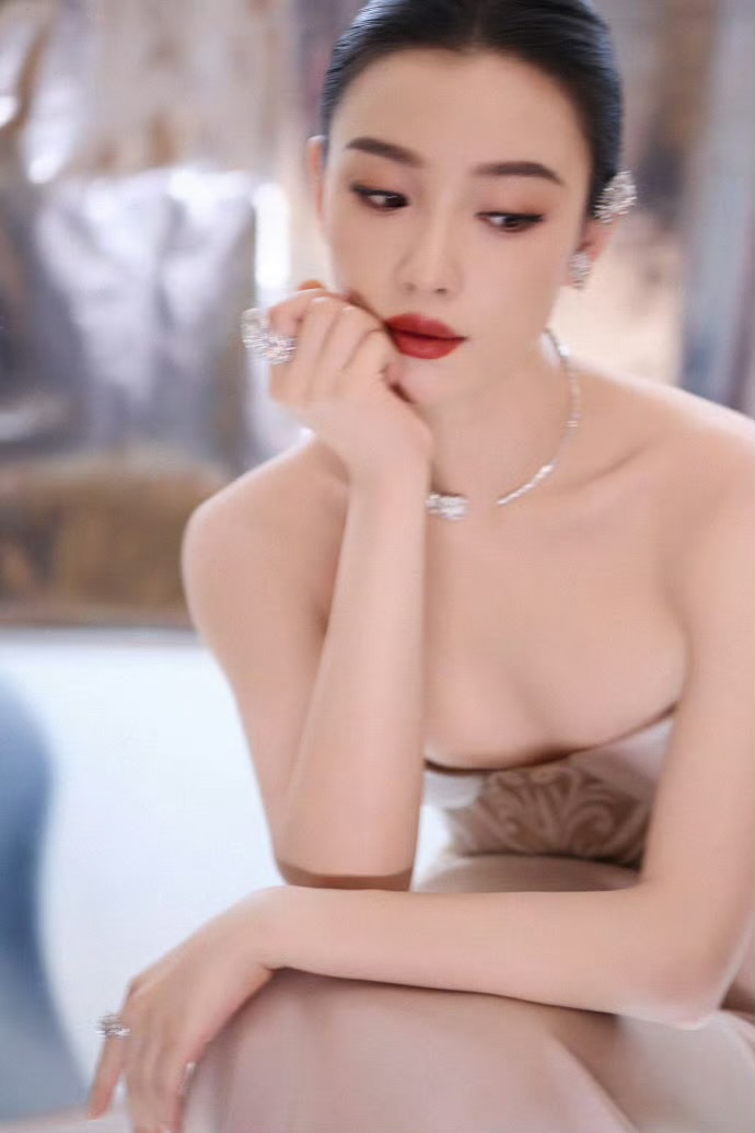 倪妮最新妆容 大光明大红唇的杀伤力