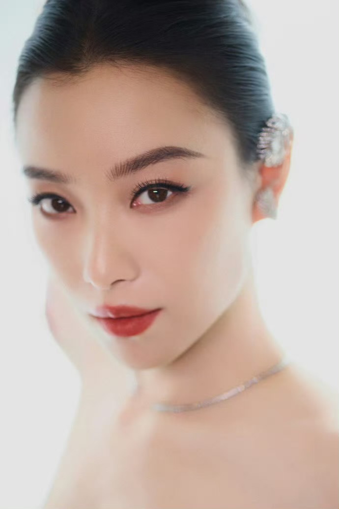 倪妮最新妆容 大光明大红唇的杀伤力