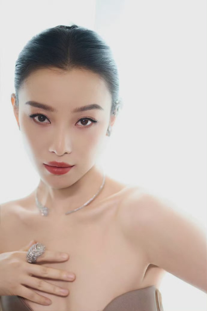 倪妮最新妆容 大光明大红唇的杀伤力