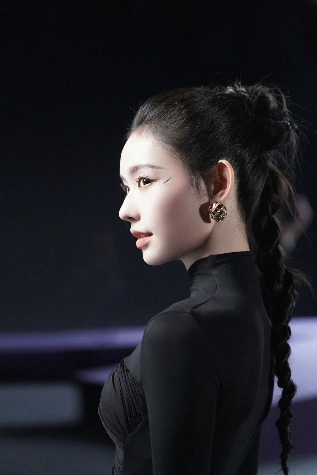 林允黑色紧身裙身材好曼妙