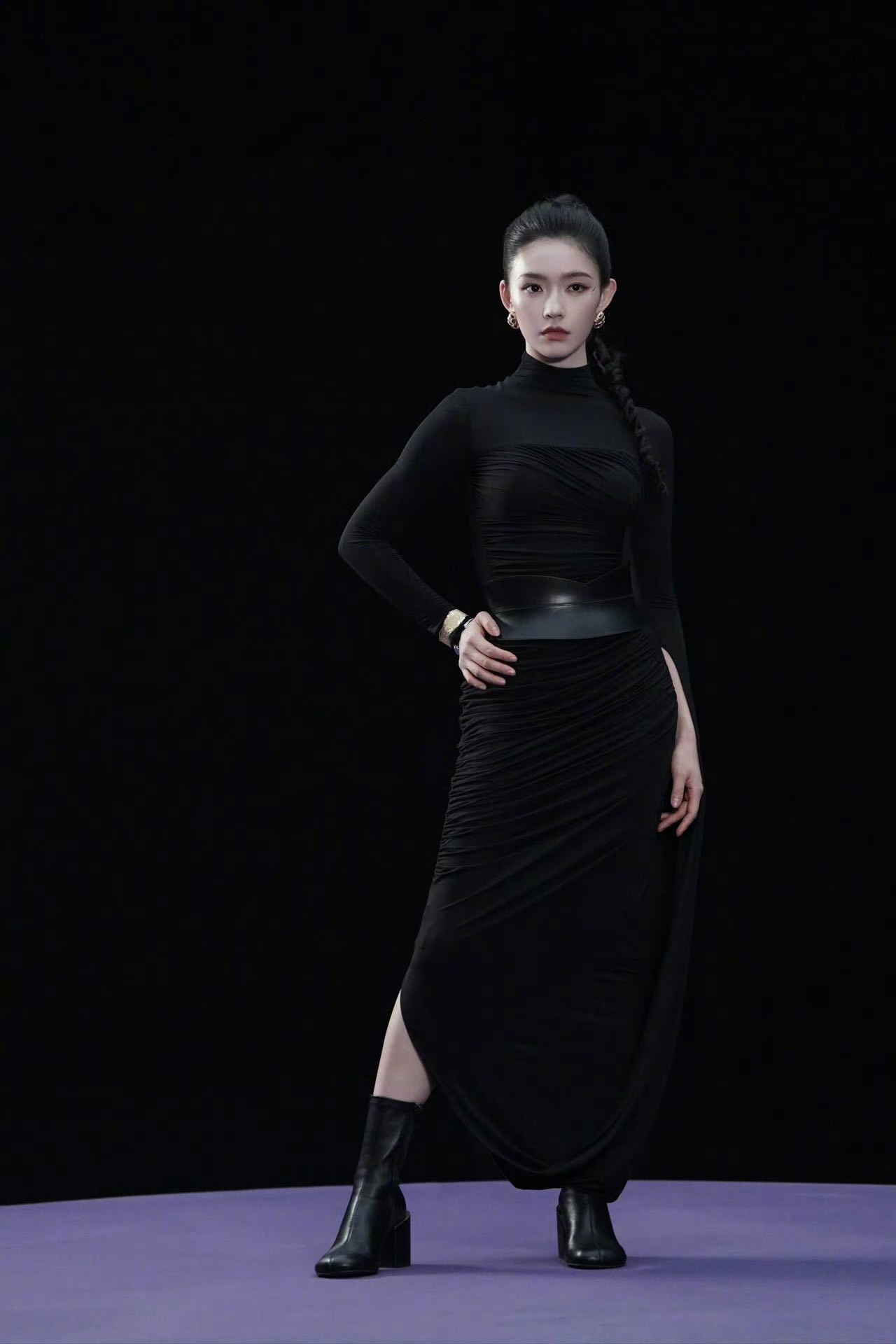 林允黑色紧身裙身材好曼妙