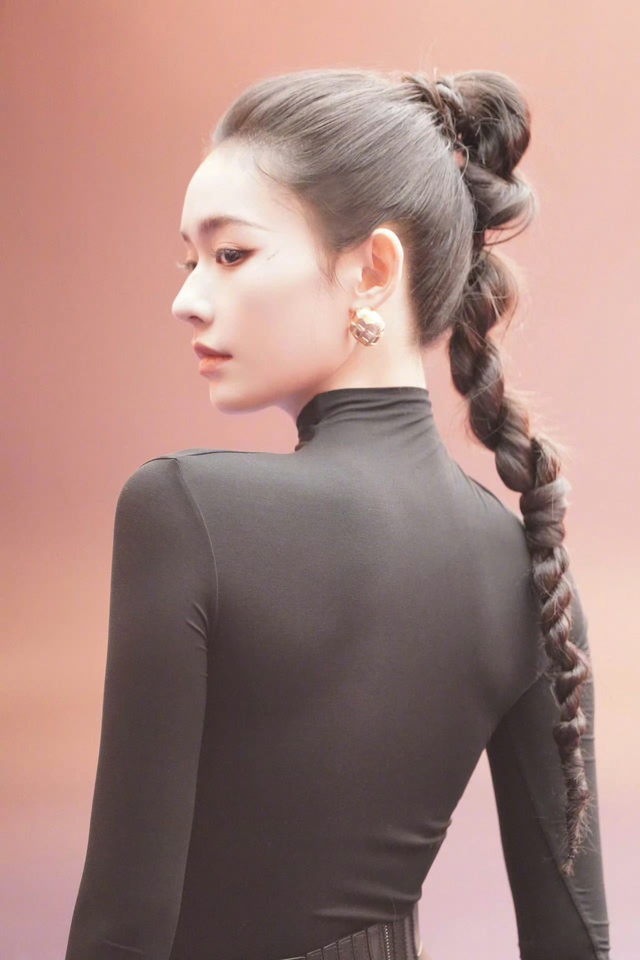 林允黑色紧身裙身材好曼妙