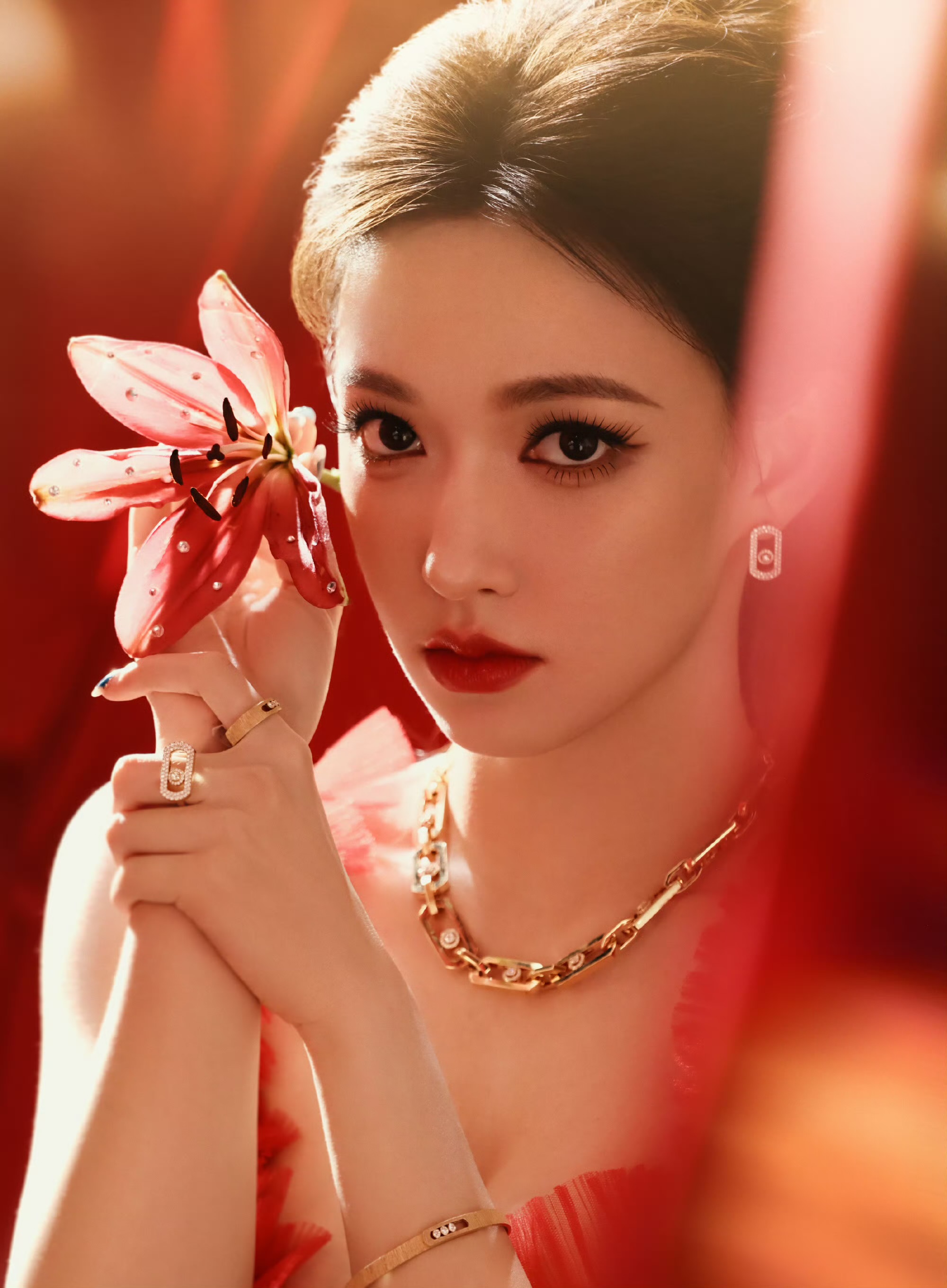 程潇红色长裙装扮 真的拥有芭比的容貌和人生