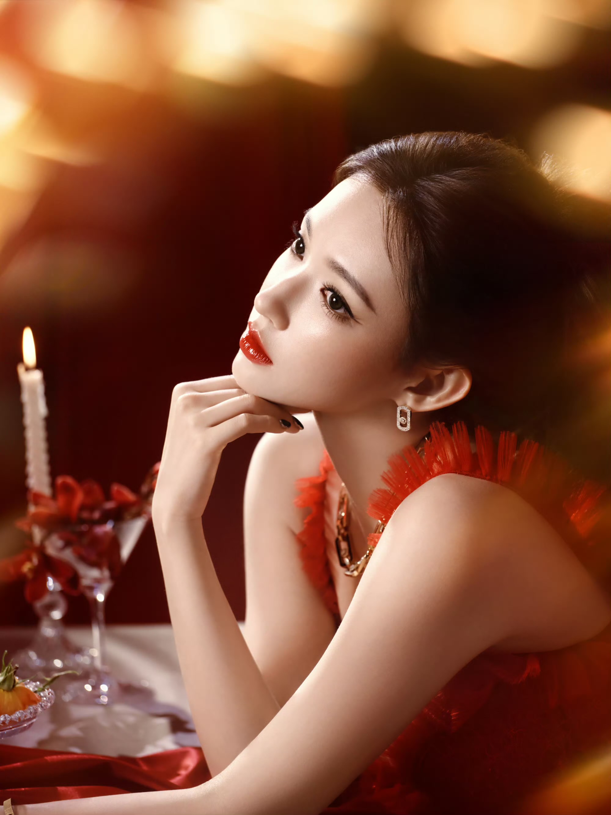 程潇红色长裙装扮 真的拥有芭比的容貌和人生