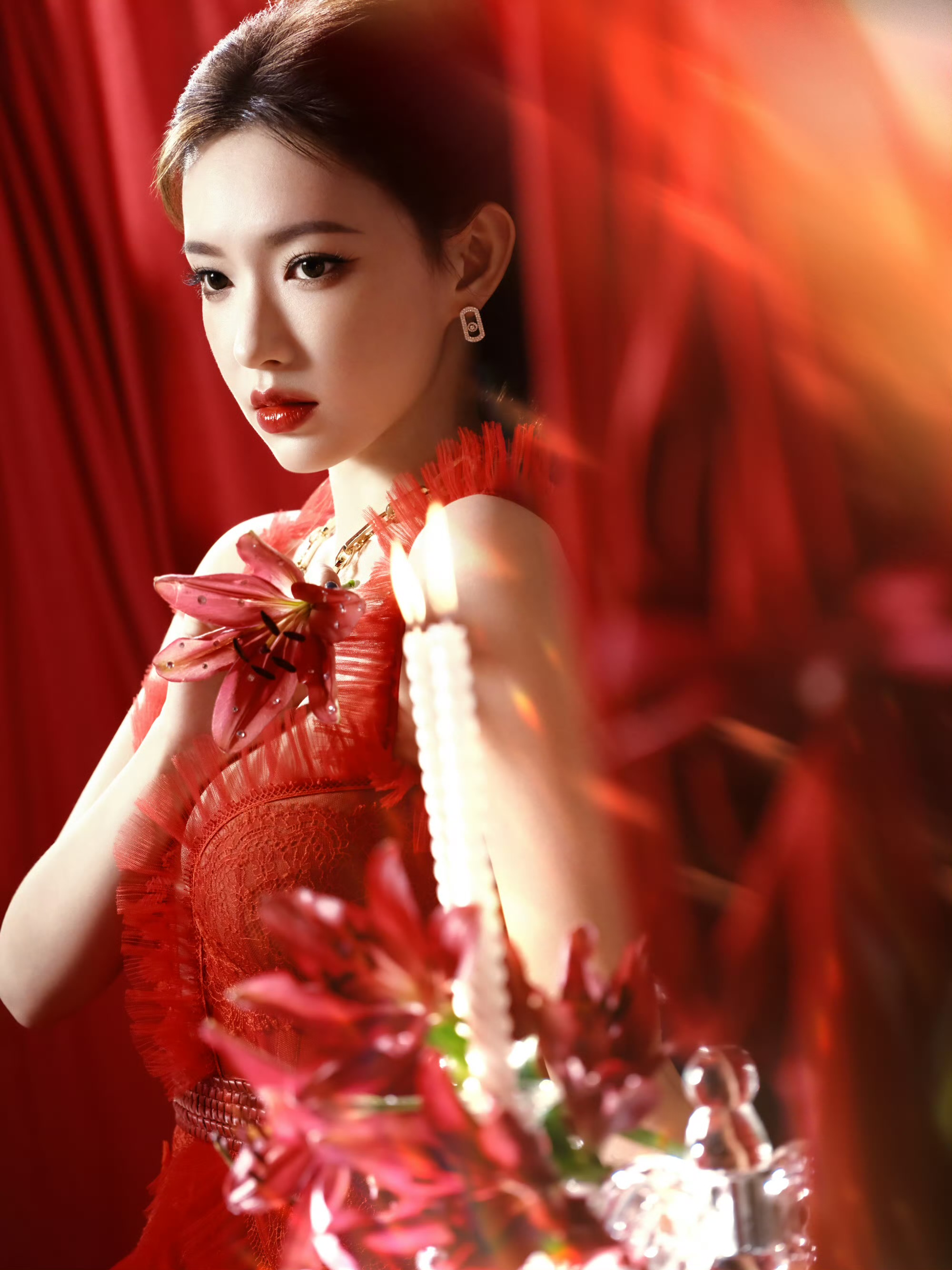 程潇红色长裙装扮 真的拥有芭比的容貌和人生