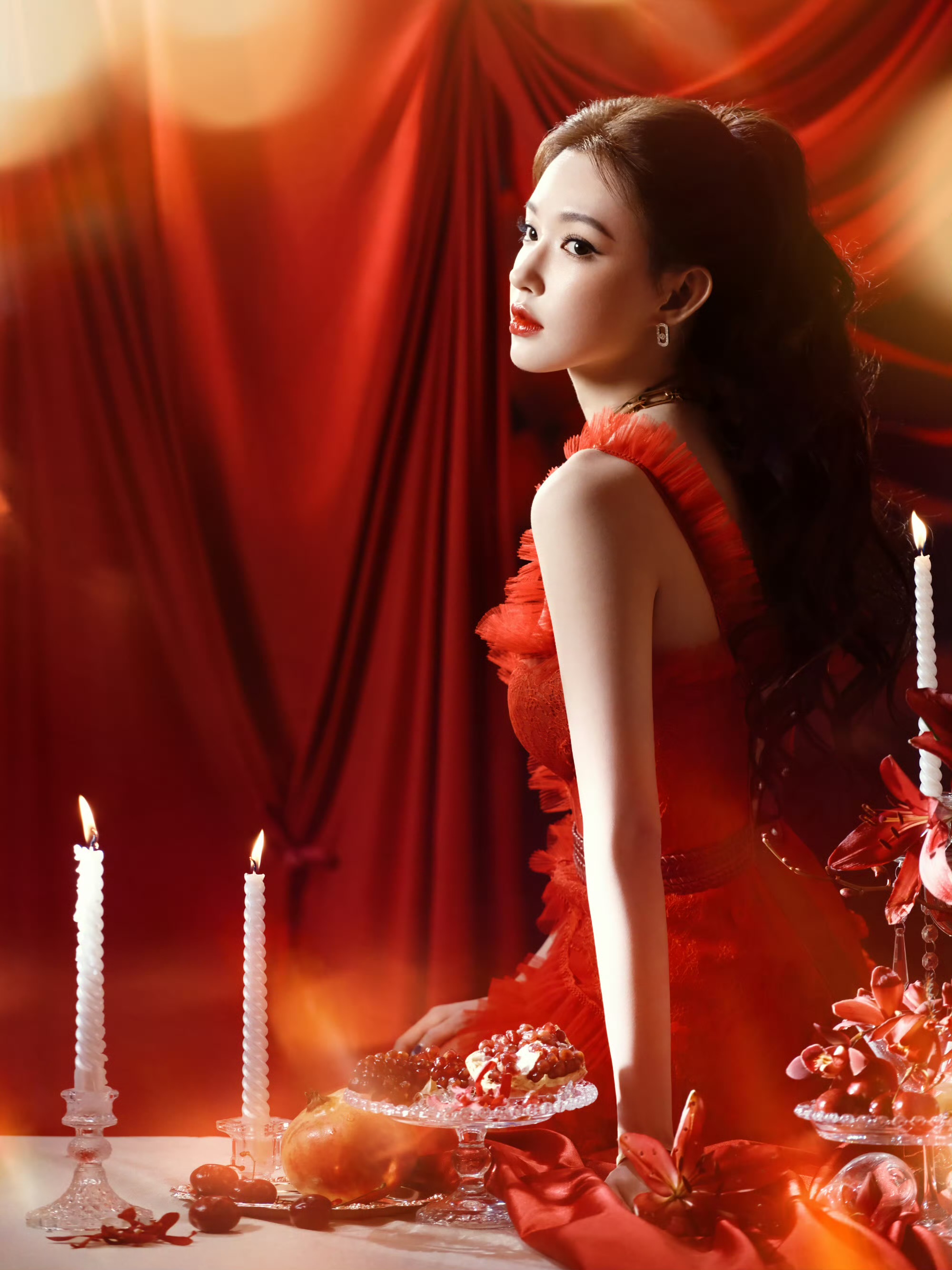 程潇红色长裙装扮 真的拥有芭比的容貌和人生