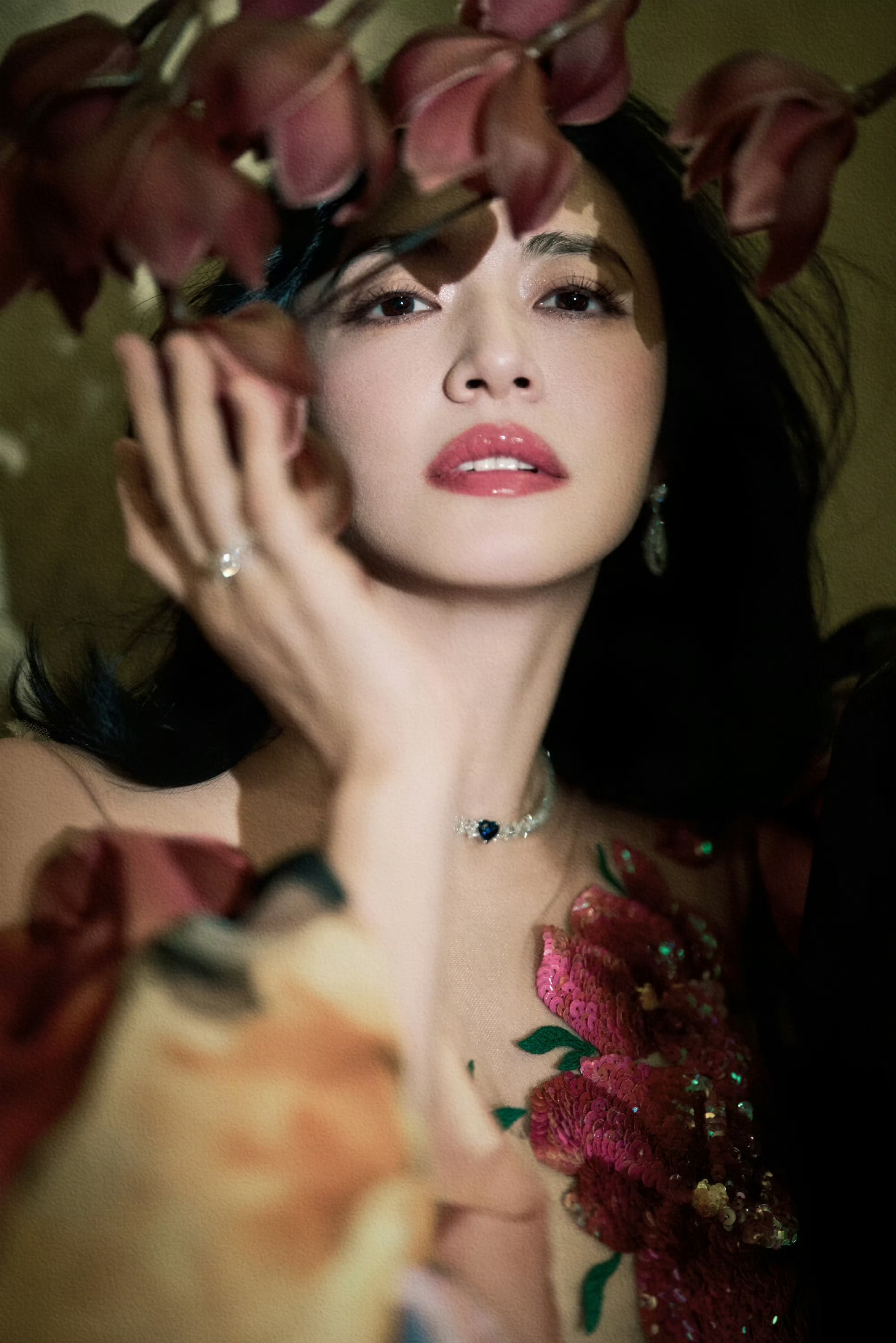 姚晨这组图穿出了华妃的台词：“做衣如做人，一定要花团锦簇，轰轰烈烈才好”