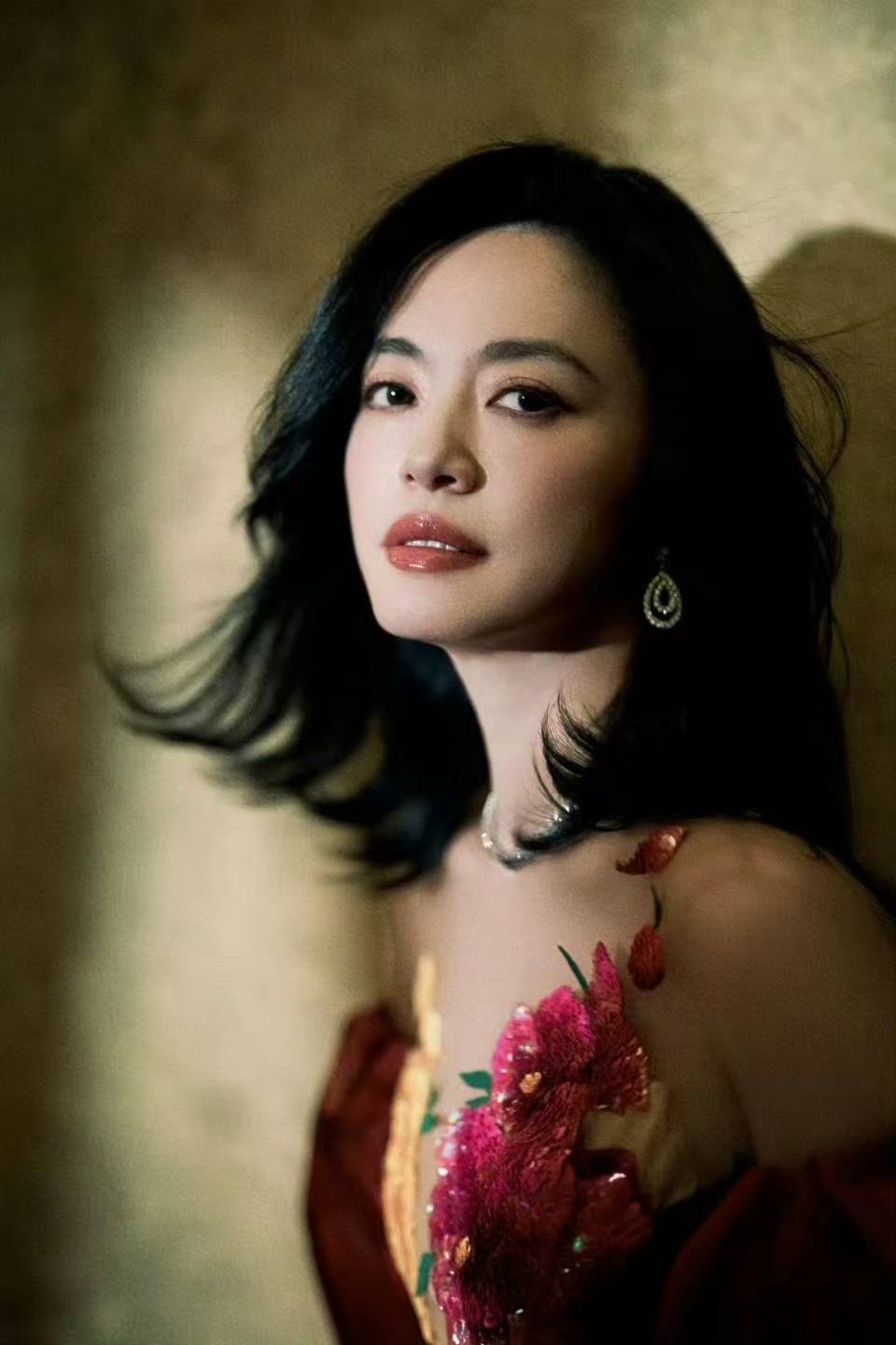 姚晨这组图穿出了华妃的台词：“做衣如做人，一定要花团锦簇，轰轰烈烈才好”