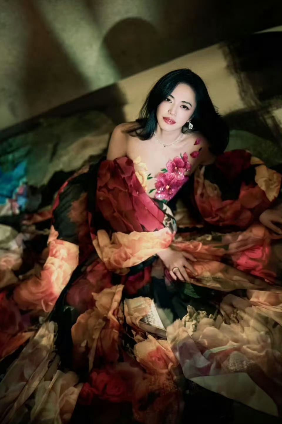 姚晨这组图穿出了华妃的台词：“做衣如做人，一定要花团锦簇，轰轰烈烈才好”