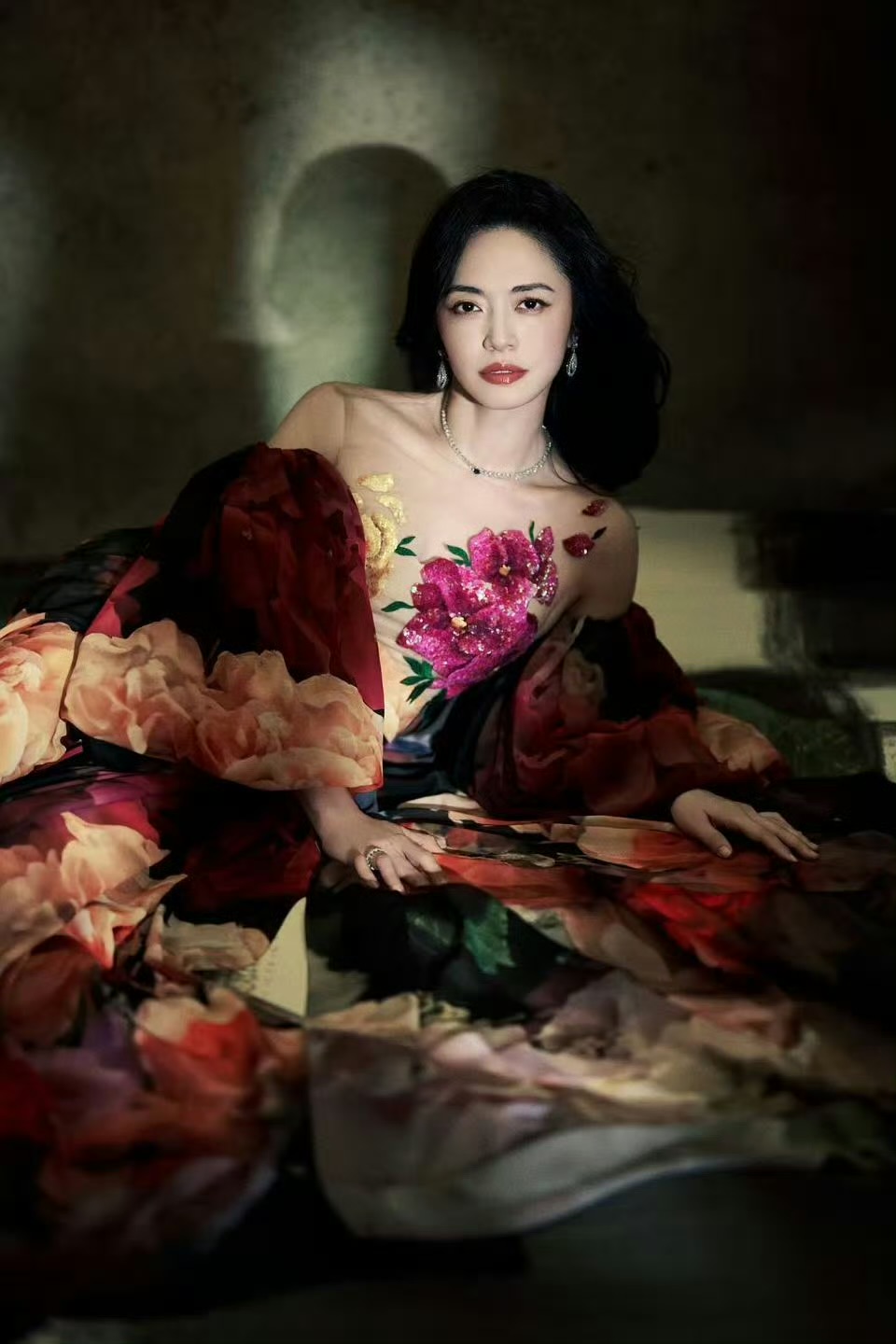 姚晨这组图穿出了华妃的台词：“做衣如做人，一定要花团锦簇，轰轰烈烈才好”