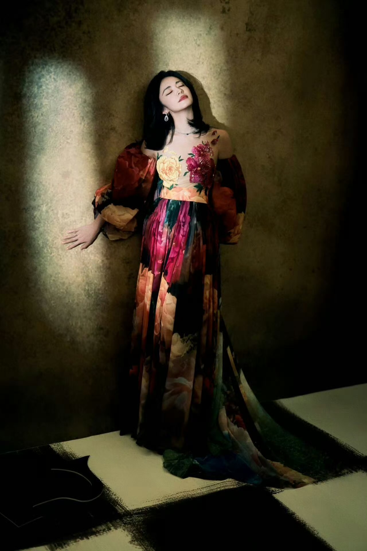 姚晨这组图穿出了华妃的台词：“做衣如做人，一定要花团锦簇，轰轰烈烈才好”