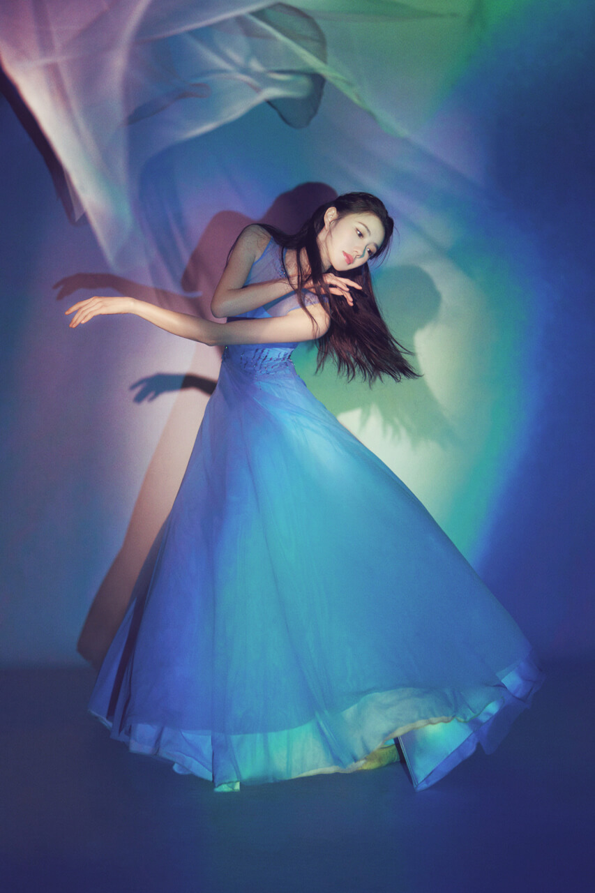 刘浩存澄澈蓝色照入幻境，也照亮每个爱做梦的人