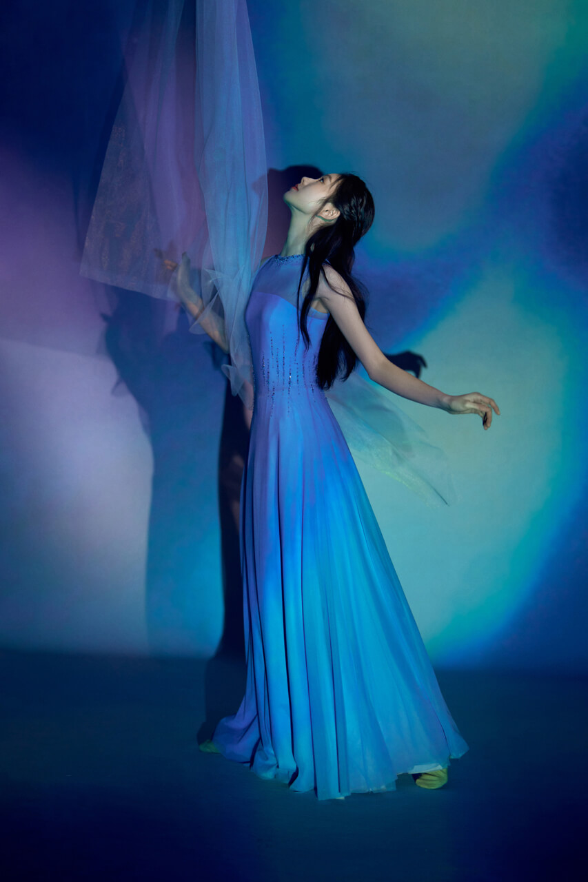 刘浩存澄澈蓝色照入幻境，也照亮每个爱做梦的人