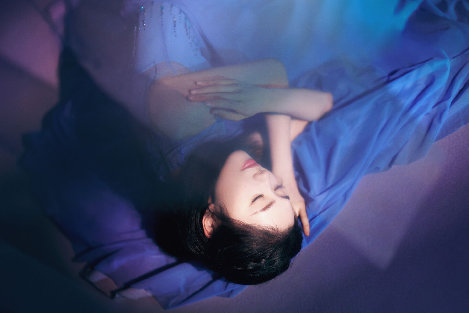 刘浩存澄澈蓝色照入幻境，也照亮每个爱做梦的人