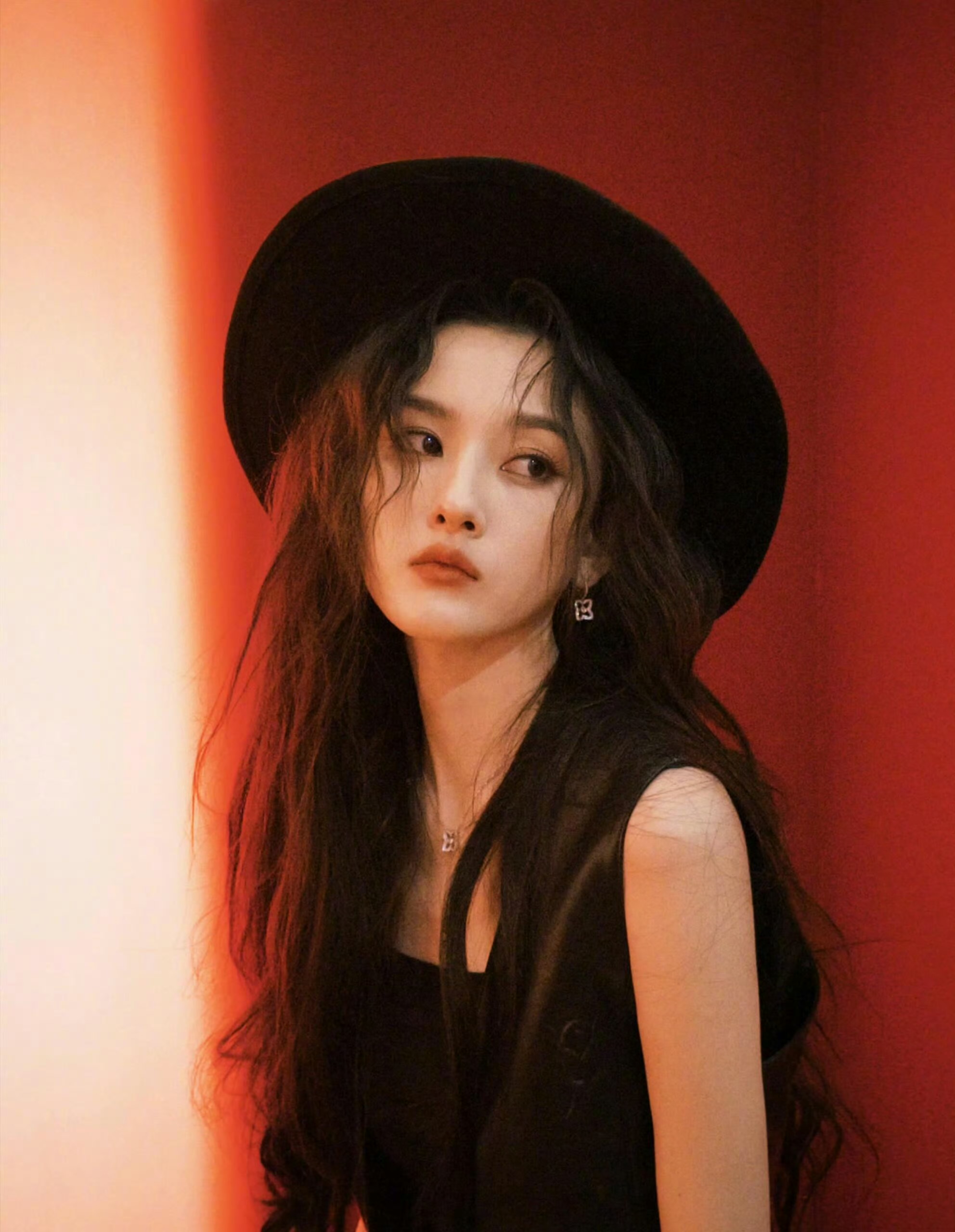 宋祖儿黑色皮衣马甲叠穿简约内搭，搭配牛仔短裙利落率性