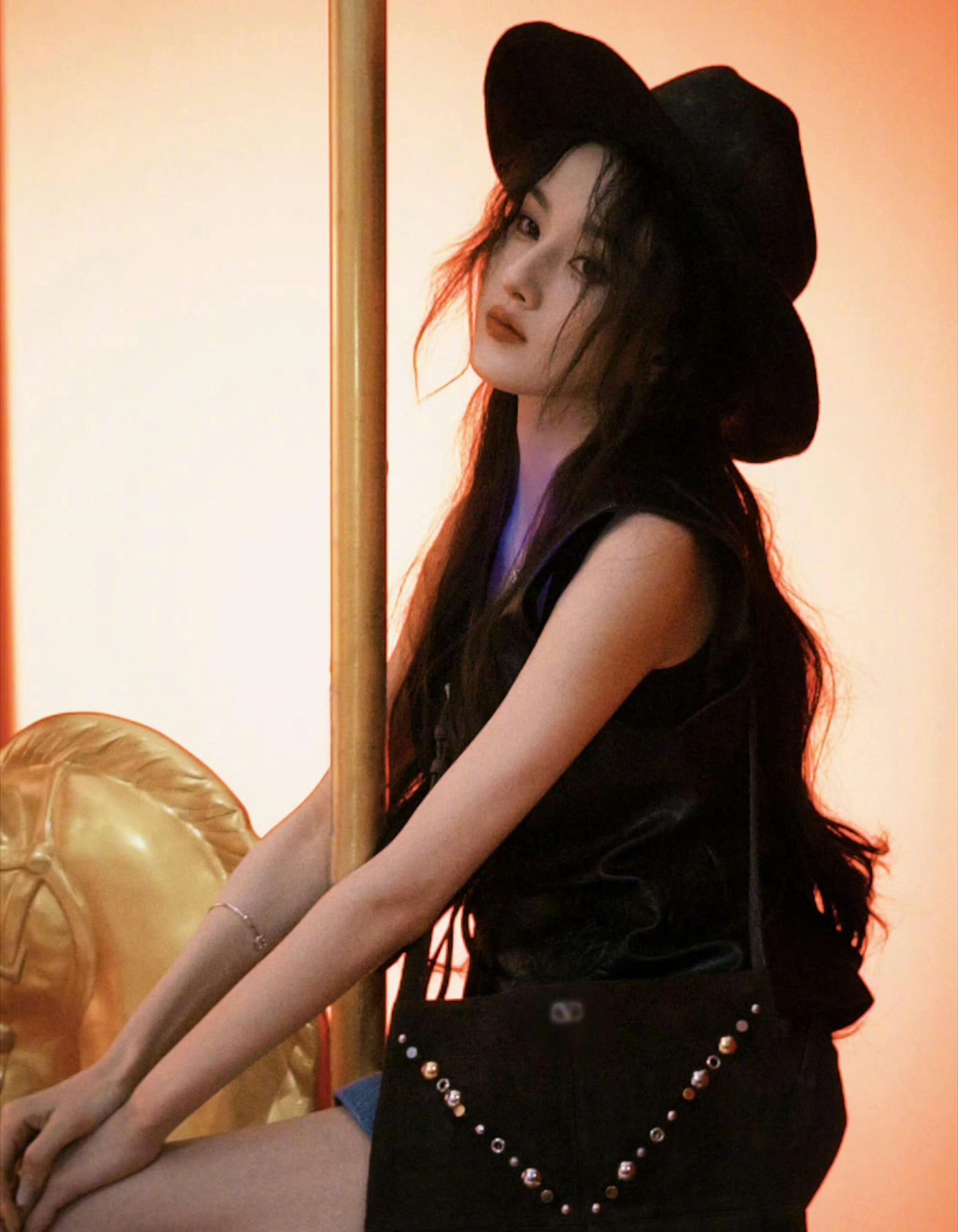 宋祖儿黑色皮衣马甲叠穿简约内搭，搭配牛仔短裙利落率性