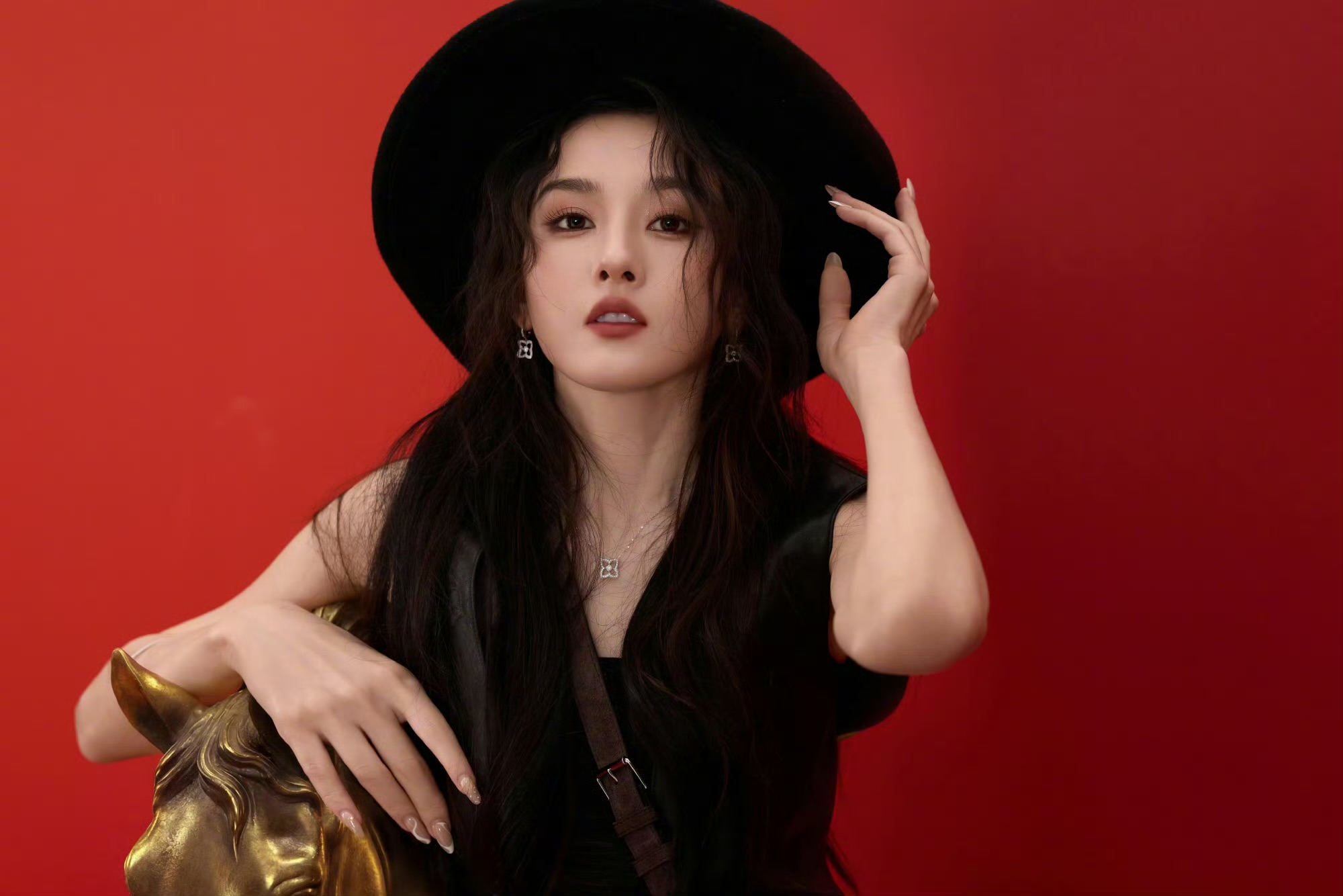 宋祖儿黑色皮衣马甲叠穿简约内搭，搭配牛仔短裙利落率性