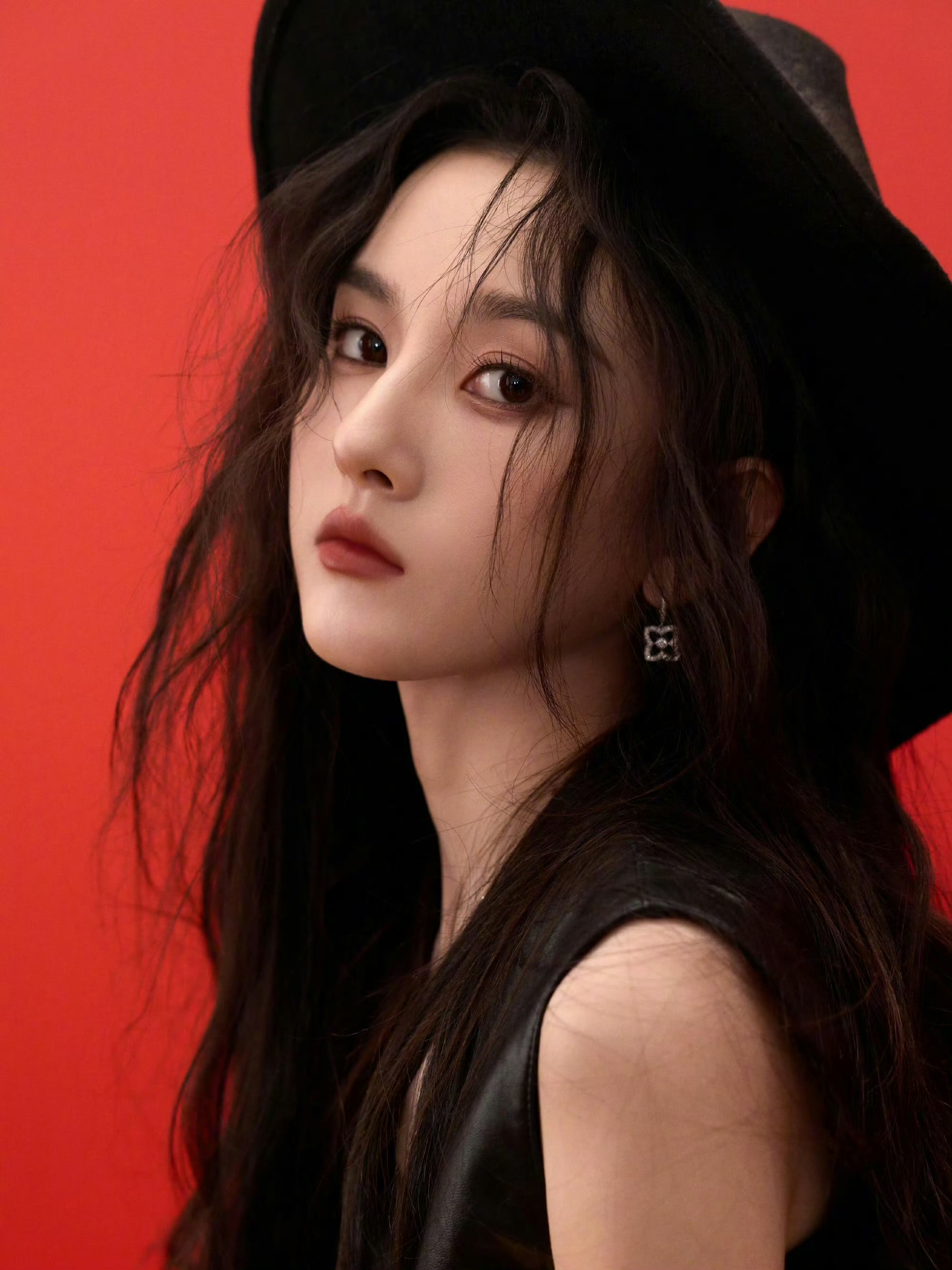 宋祖儿黑色皮衣马甲叠穿简约内搭，搭配牛仔短裙利落率性