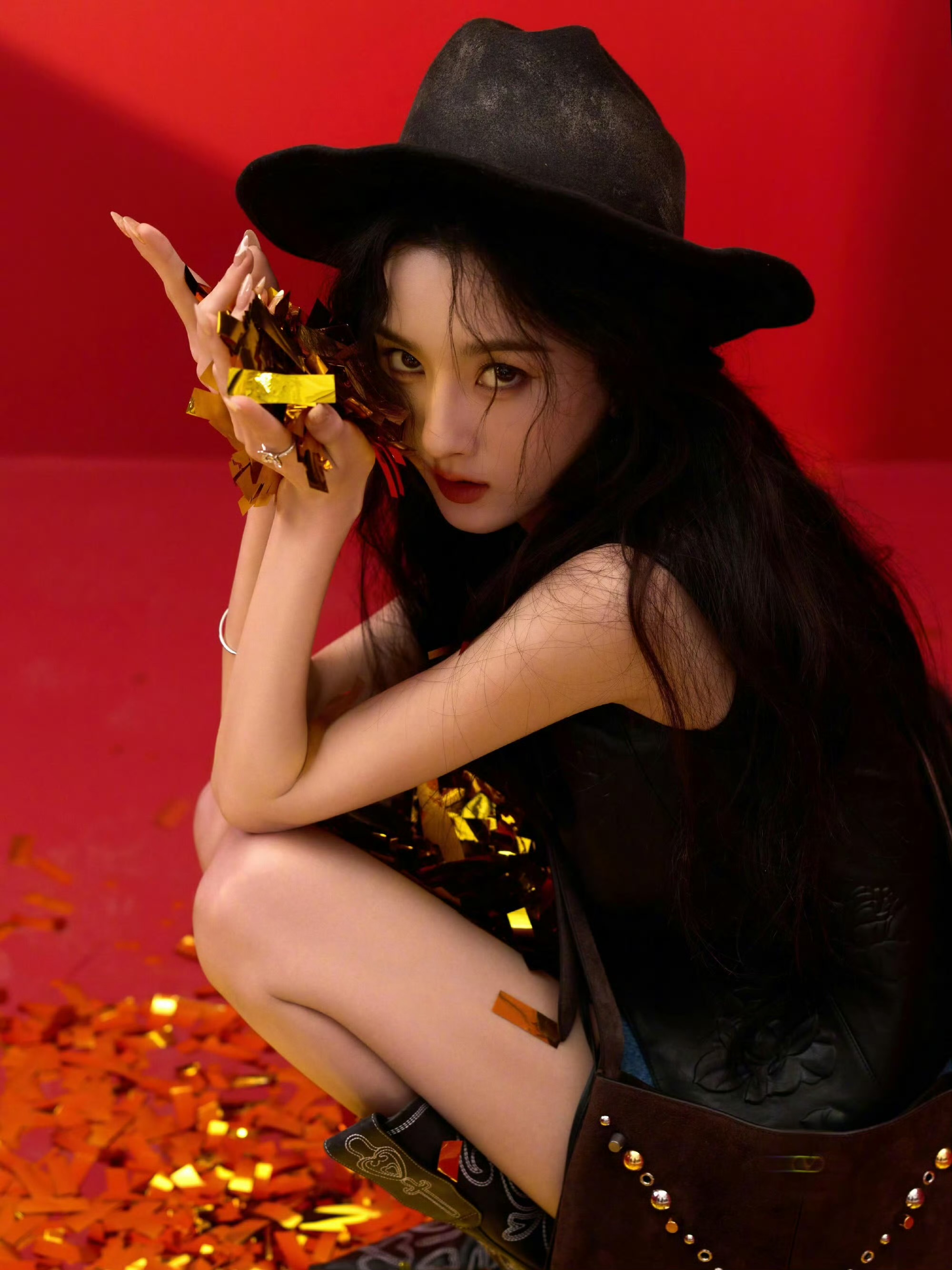 宋祖儿黑色皮衣马甲叠穿简约内搭，搭配牛仔短裙利落率性