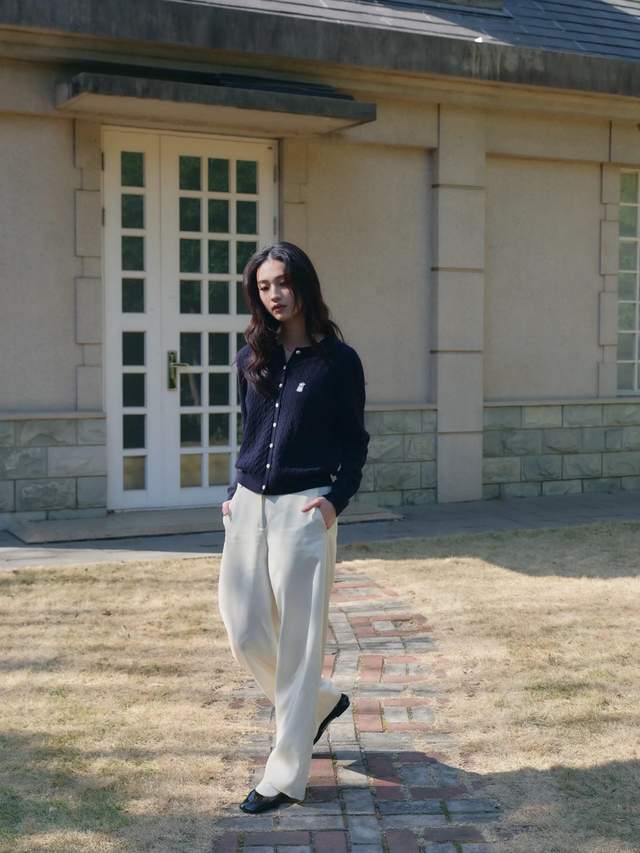 早春别乱穿！毛衣 + 阔腿裤才是王炸组合，简约时尚又显瘦