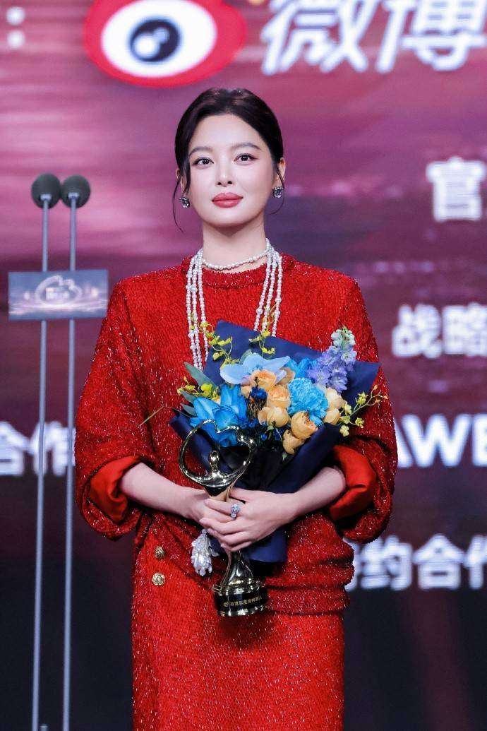 VOGUE年会双压轴引热搜！辛芷蕾两款红毯造型揭秘时尚密码