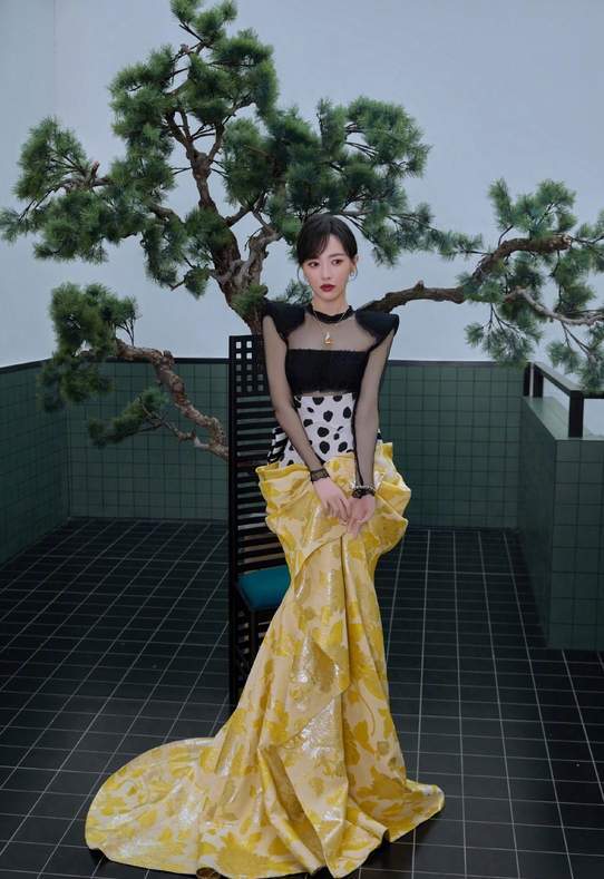 杨幂红裙霸屏除夕夜!鞠婧祎高定配珠宝,这届女星新春营业谁最卷-5 杨幂红裙霸屏除夕夜!鞠婧祎高定配珠宝,这届女星新春营业谁最卷