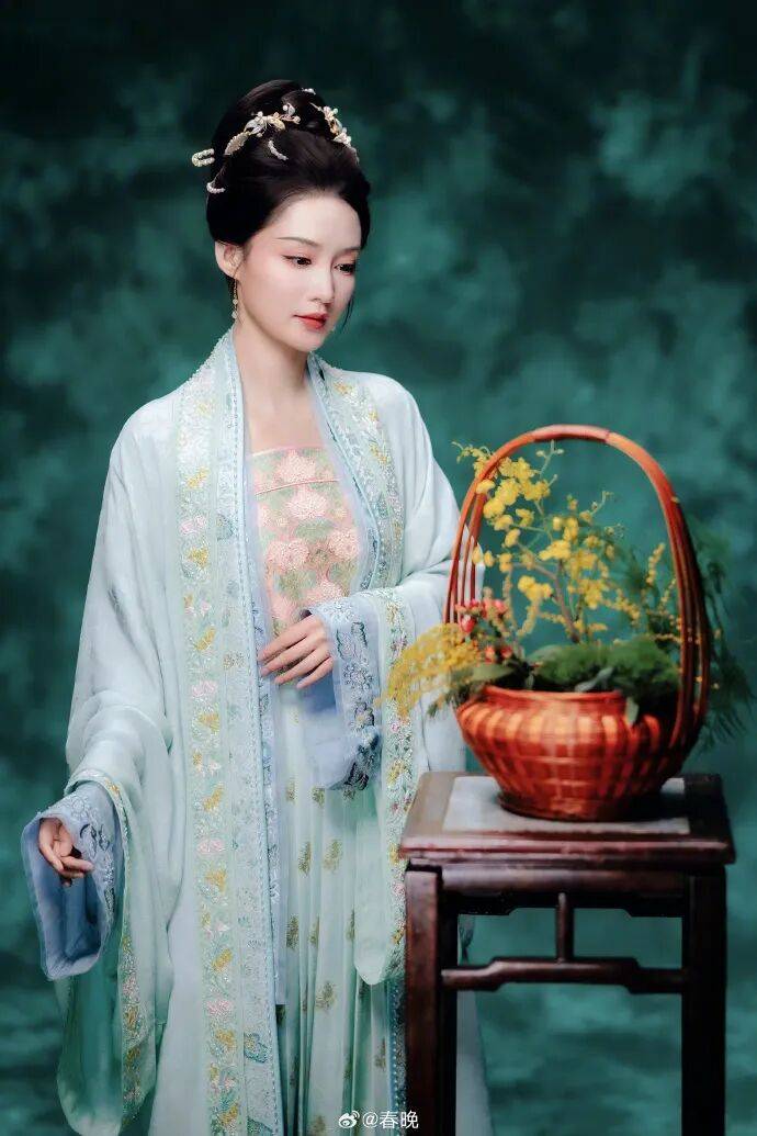 秦岚夸李沁像清水芙蓉般漂亮！两大女神美得让人窒息