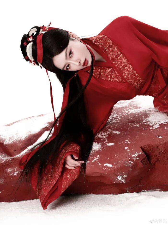 秦岚夸李沁像清水芙蓉般漂亮!两大女神美得让人窒息-5 秦岚夸李沁像清水芙蓉般漂亮!两大女神美得让人窒息