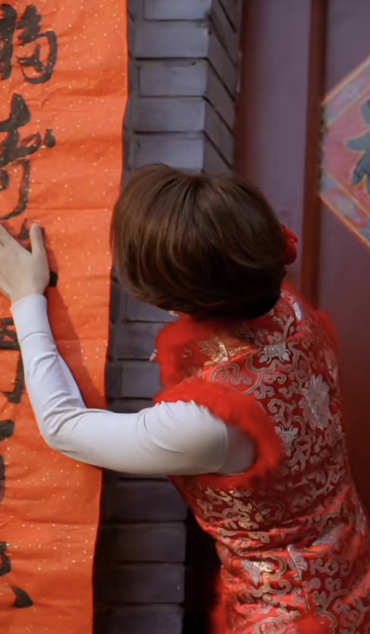 46岁张蕾北京四合院过大年,穿红衣剪窗花贴春联,老公是普通商人-8 46岁张蕾北京四合院过大年,穿红衣剪窗花贴春联,老公是普通商人