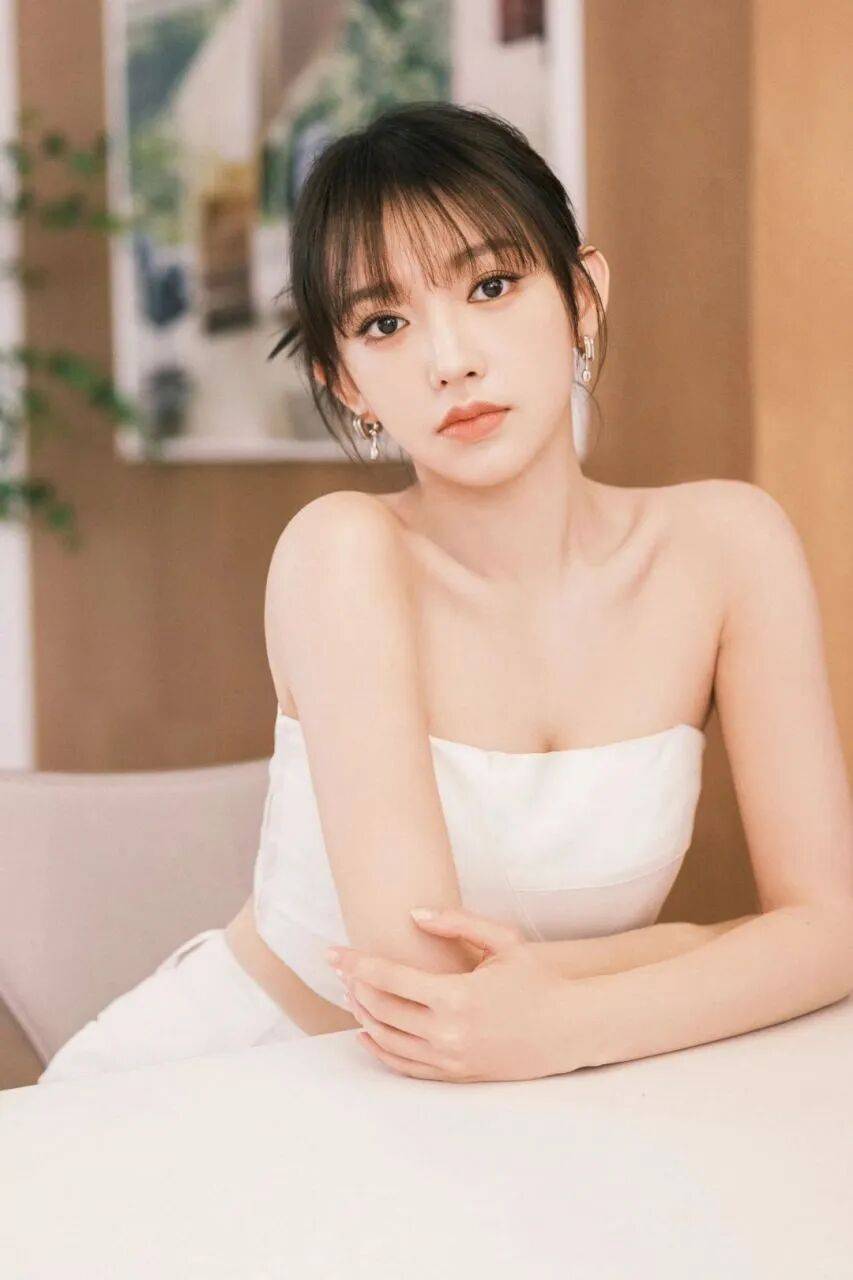 程潇素颜皮肤状态绝佳！雪肤干净剔透身材火辣美若天仙